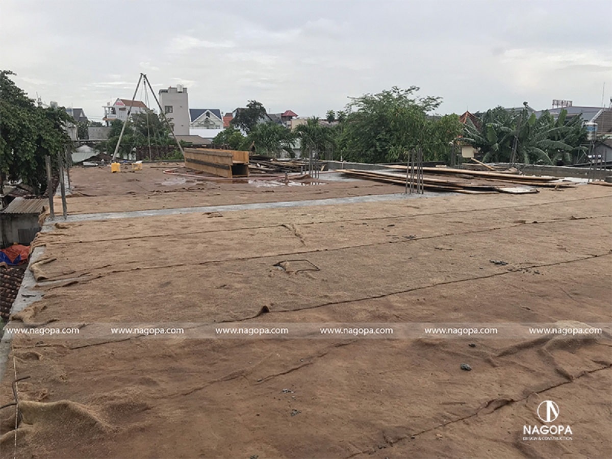 bão dưỡng bê tông sàn lầu 1 biệt thự tân phước khánh 2