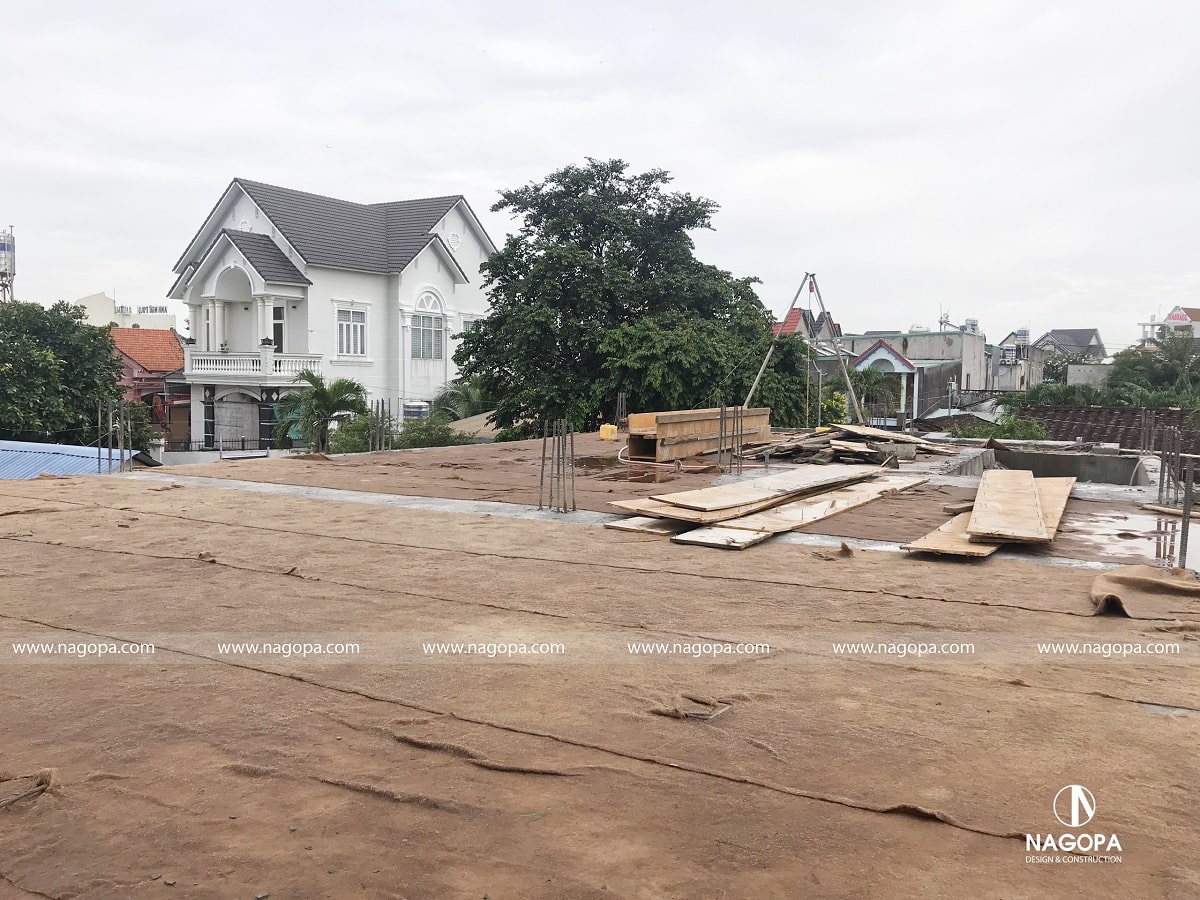 bão dưỡng bê tông sàn lầu 1 biệt thự tân phước khánh