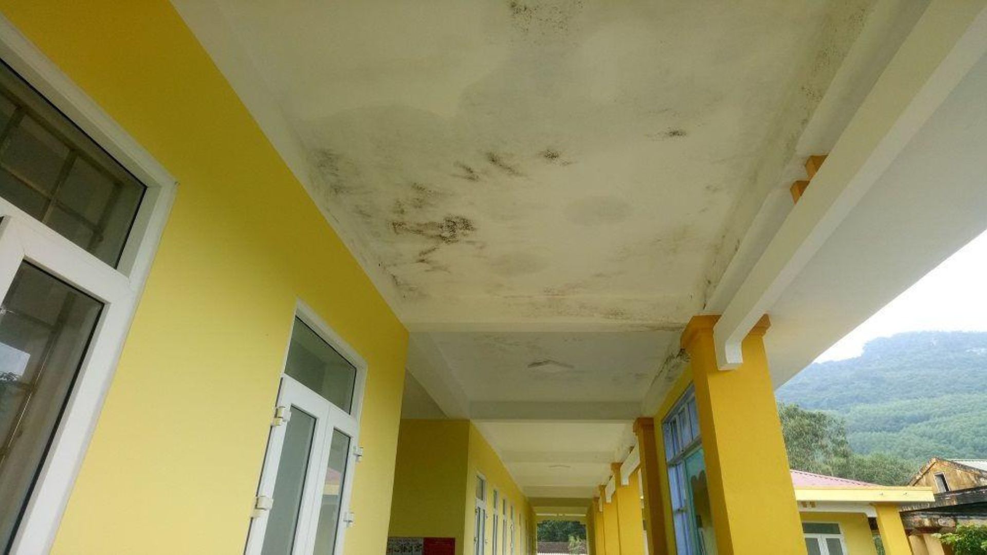 Nguyên nhân gây thấm tường nhà và cách khắc phục