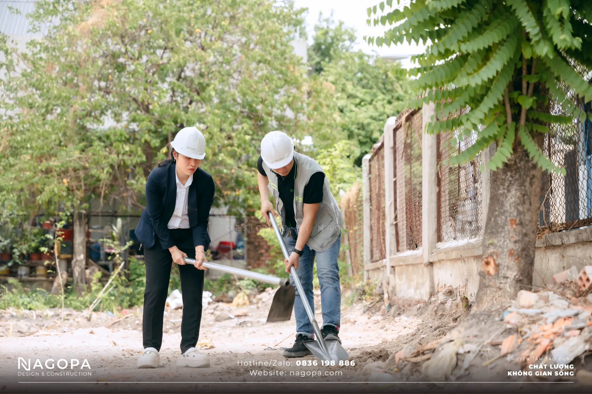 gia đình cùng kỹ sư công ty tham gia động thổ
