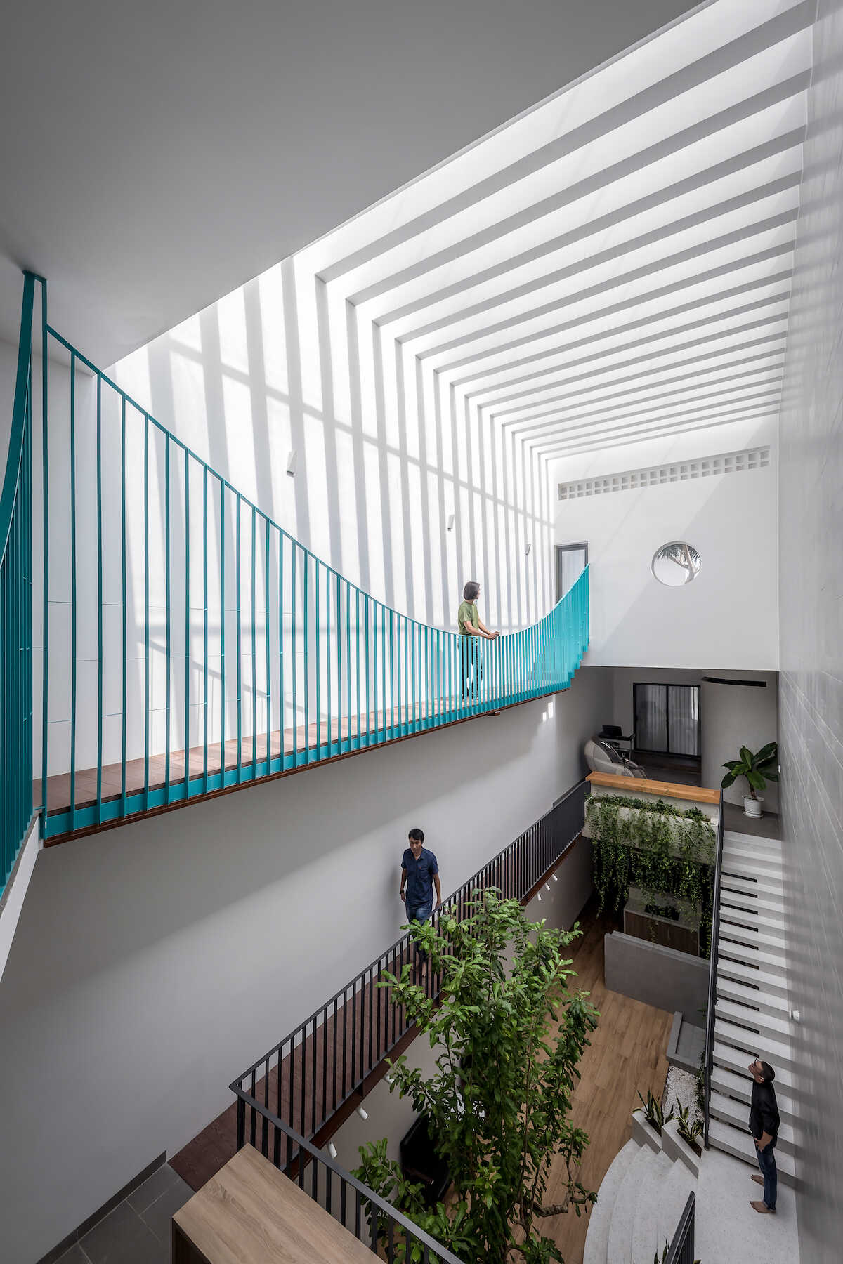 Mẫu nhà ống 3 tầng: Ấn tượng với cây cầu xanh nối liền hai khối nhà 11