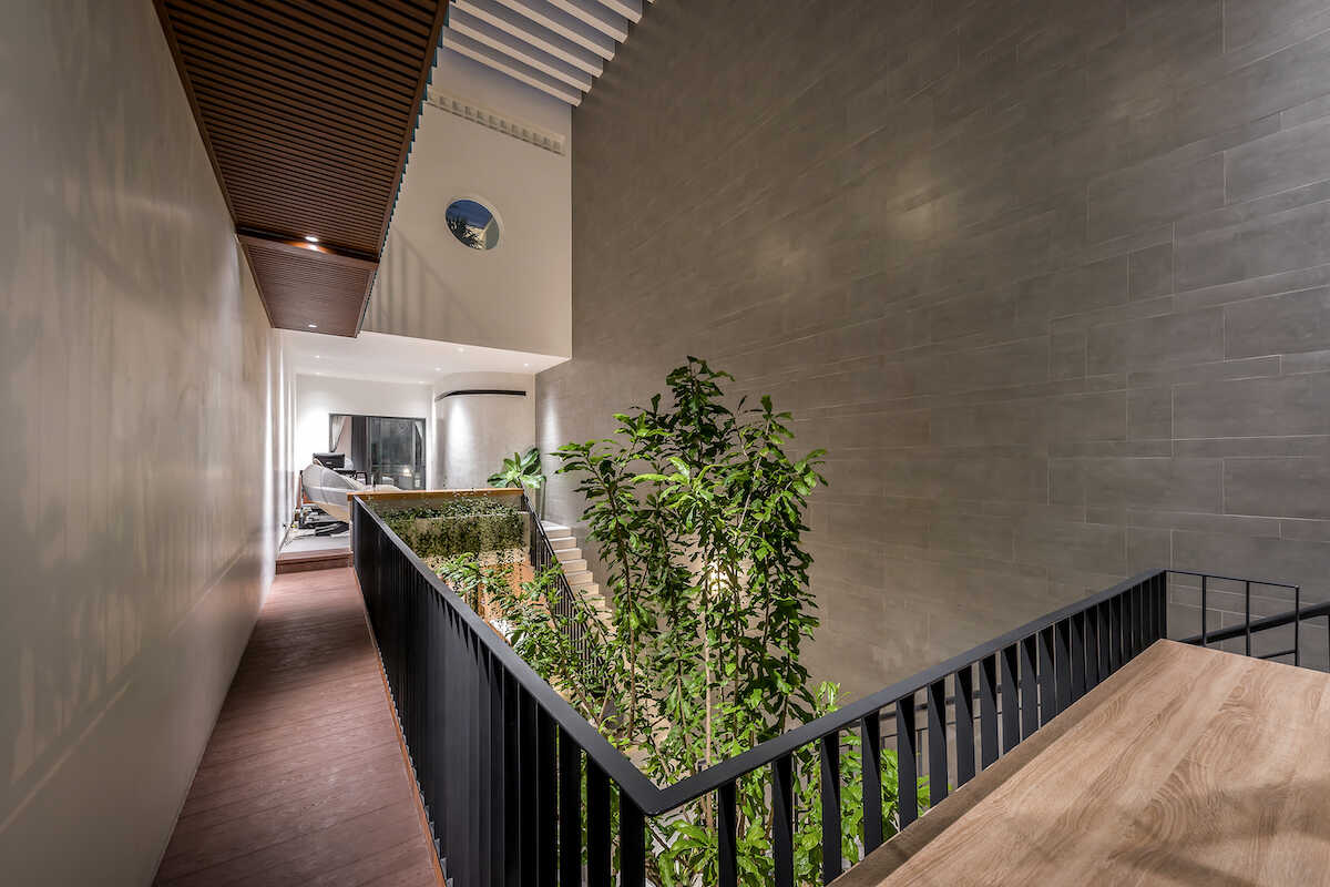 Mẫu nhà ống 3 tầng: Ấn tượng với cây cầu xanh nối liền hai khối nhà 14