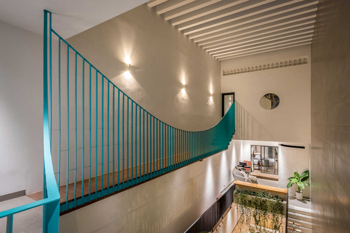 Mẫu nhà ống 3 tầng: Ấn tượng với cây cầu xanh nối liền hai khối nhà 15