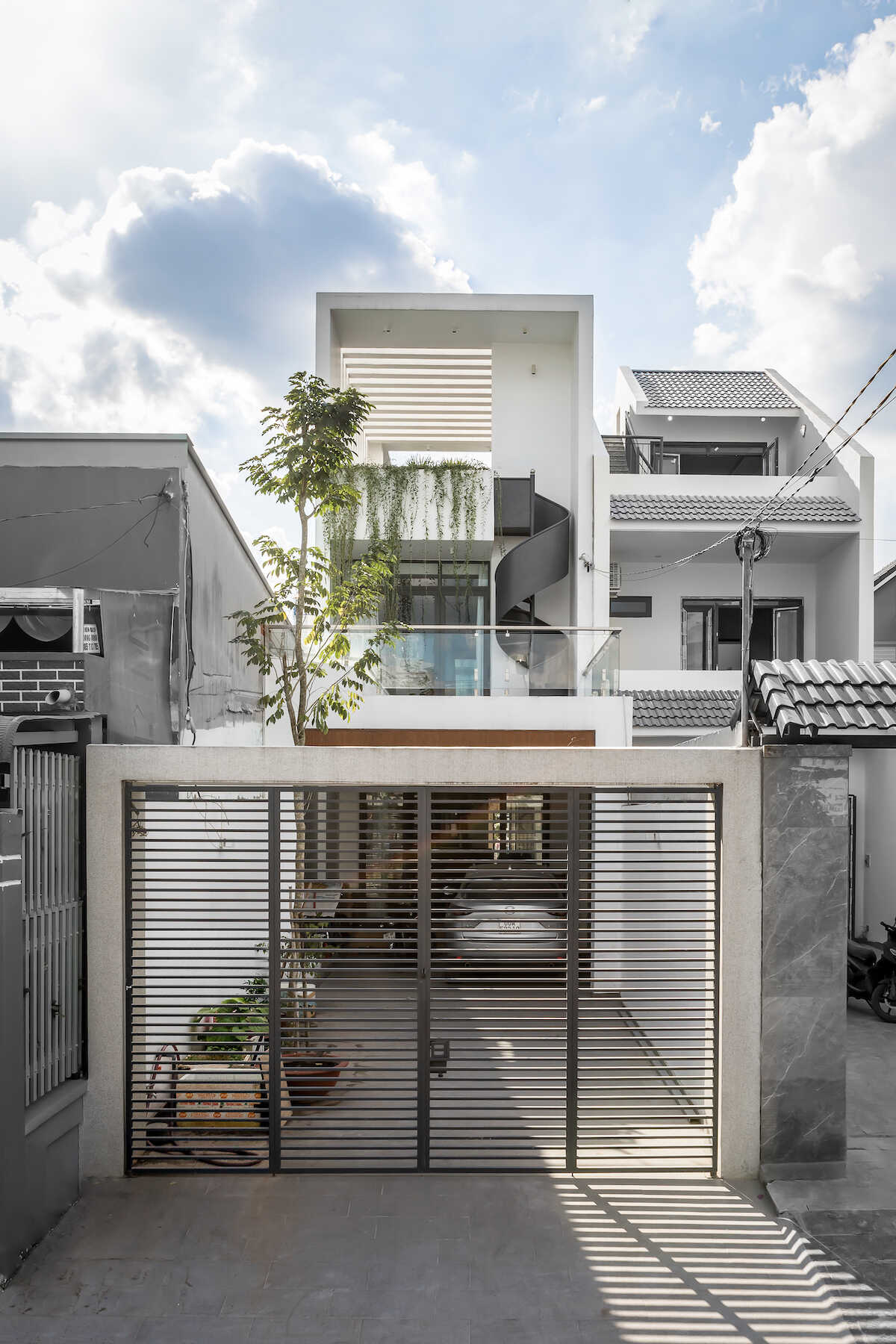 Mẫu nhà ống 3 tầng: Ấn tượng với cây cầu xanh nối liền hai khối nhà 16