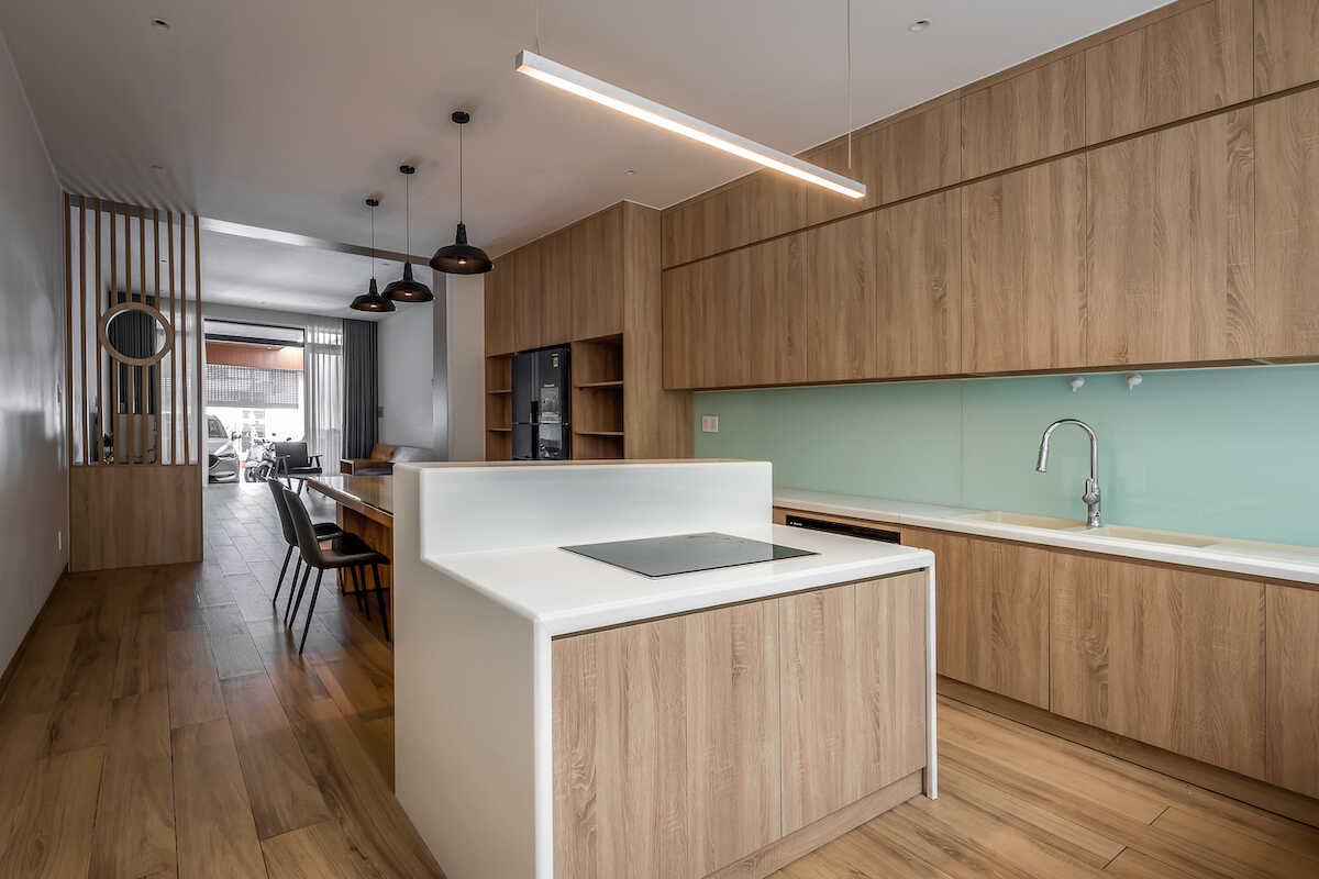 Mẫu nhà ống 3 tầng: Ấn tượng với cây cầu xanh nối liền hai khối nhà 2