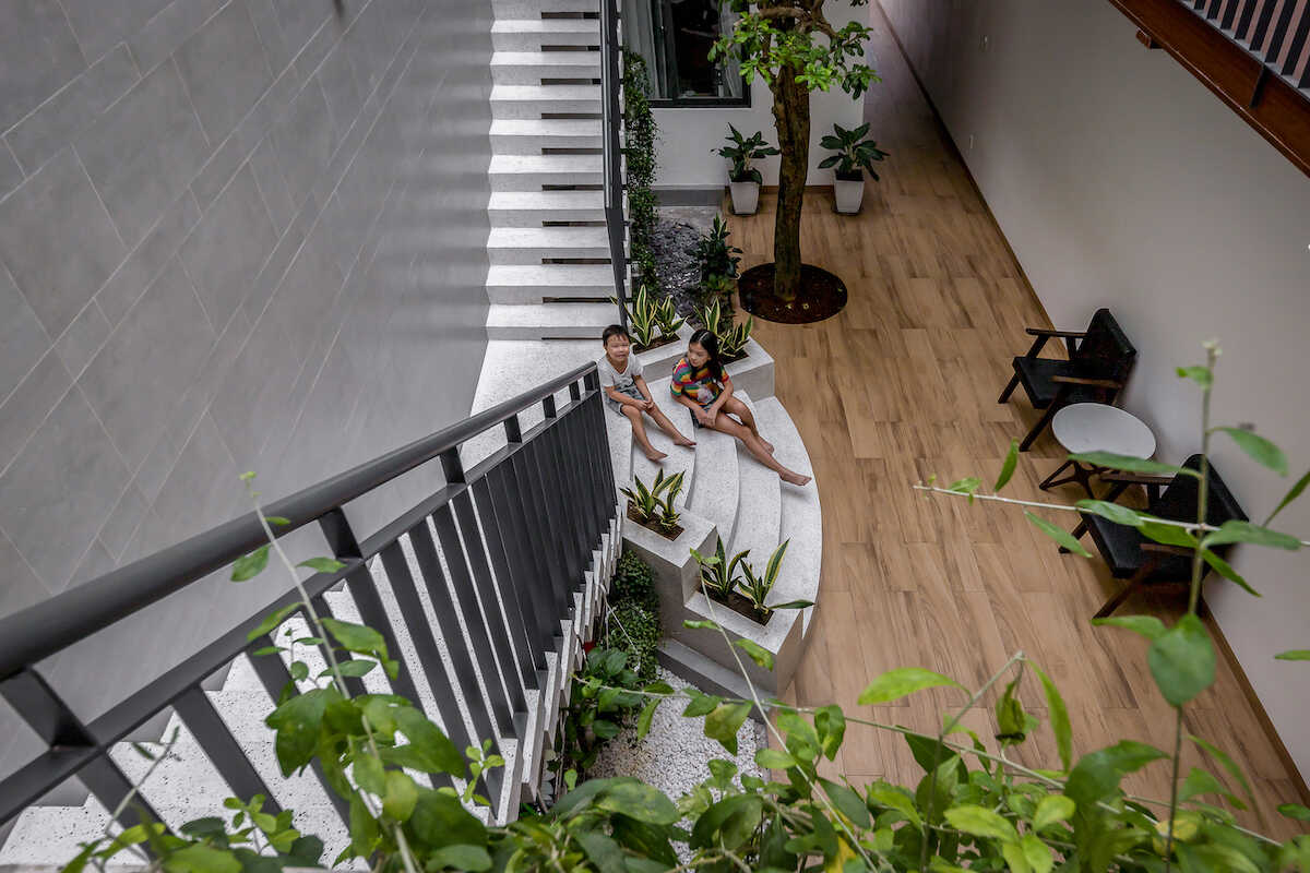 Mẫu nhà ống 3 tầng: Ấn tượng với cây cầu xanh nối liền hai khối nhà 5