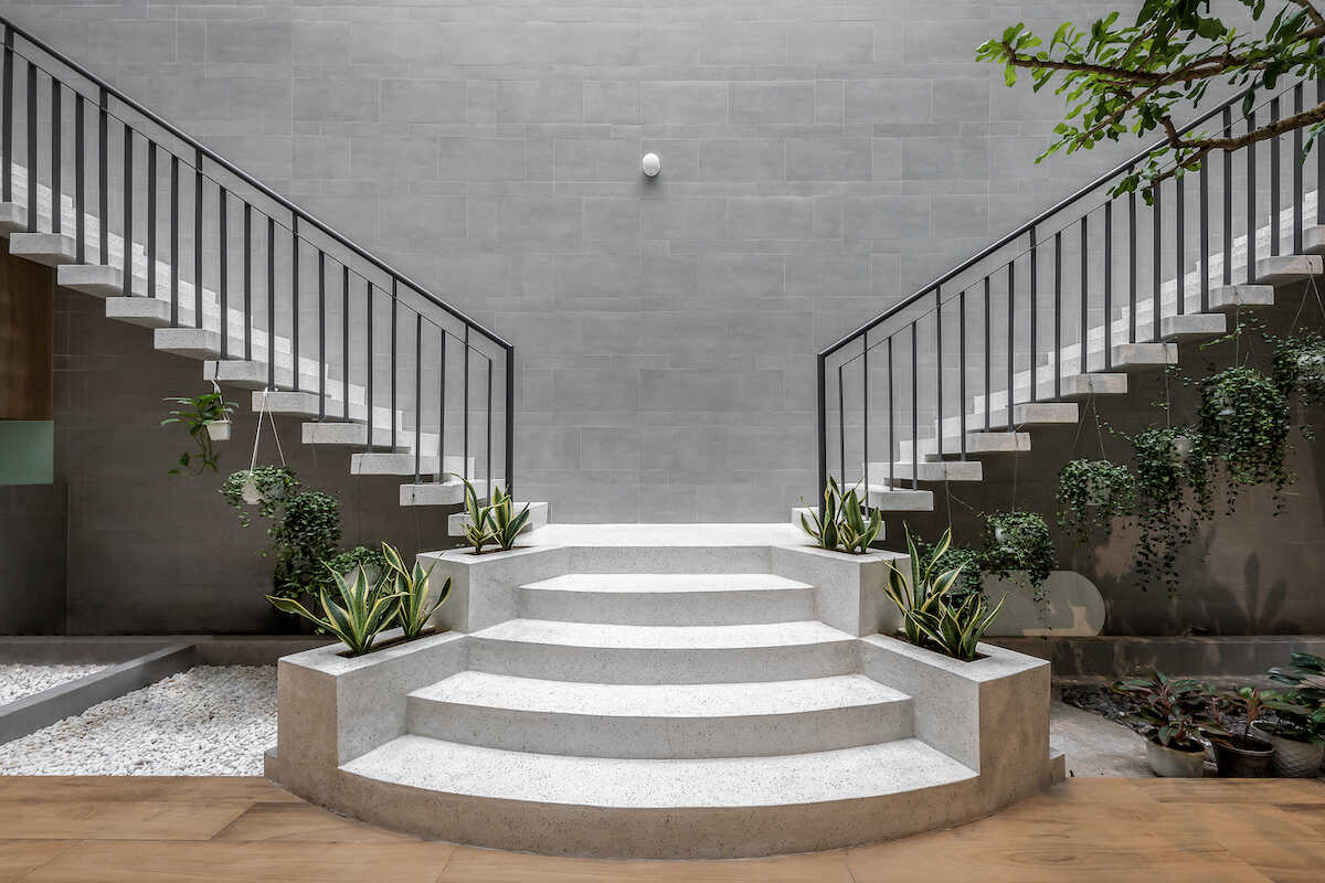 Mẫu nhà ống 3 tầng: Ấn tượng với cây cầu xanh nối liền hai khối nhà 6