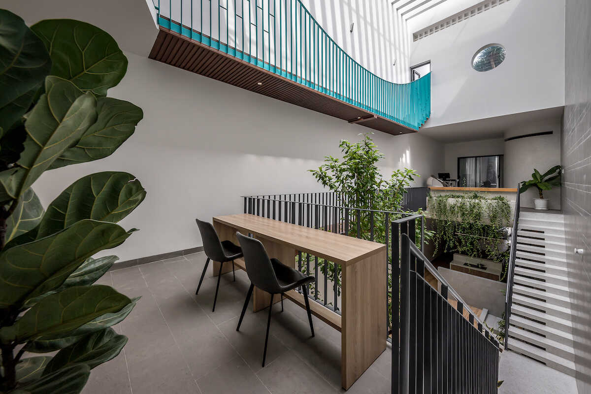 Mẫu nhà ống 3 tầng: Ấn tượng với cây cầu xanh nối liền hai khối nhà 7