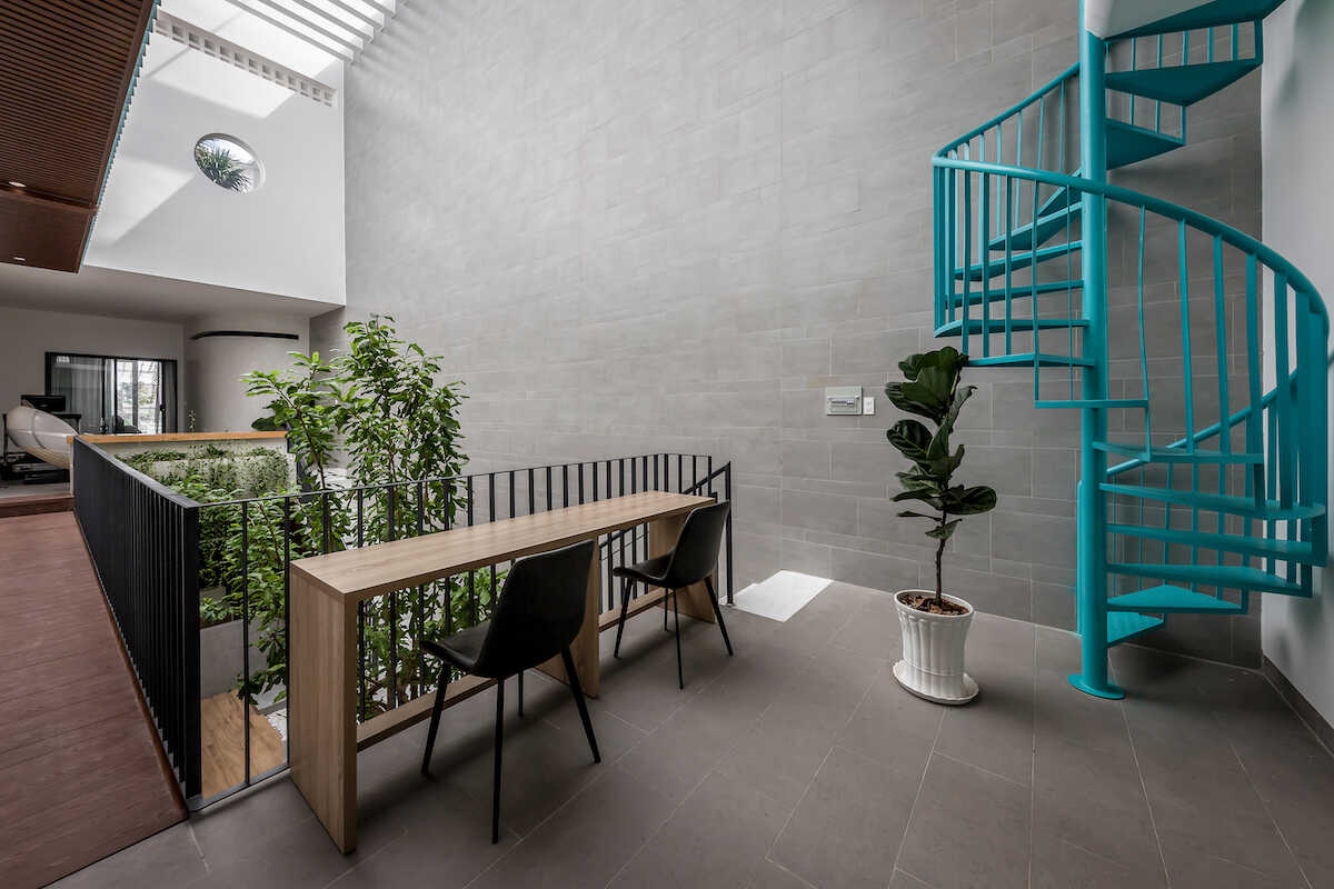 Mẫu nhà ống 3 tầng: Ấn tượng với cây cầu xanh nối liền hai khối nhà 9