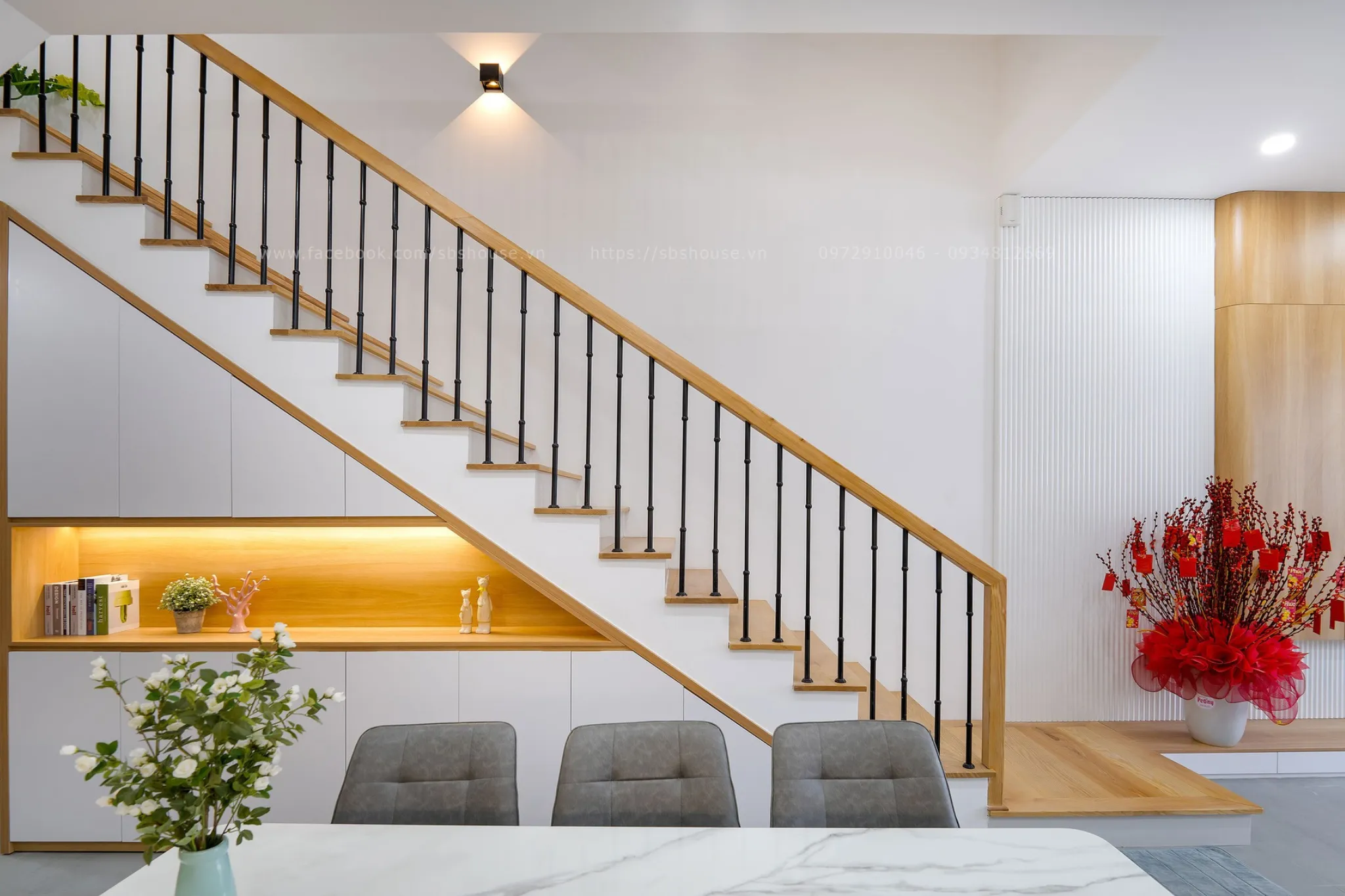 mẫu cầu thang sắt mỹ thuật tay vịn gỗ vuông