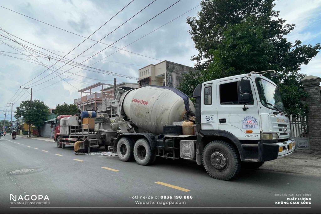 xe bồn đổ bê tông tại công trường cường house tại thuận an