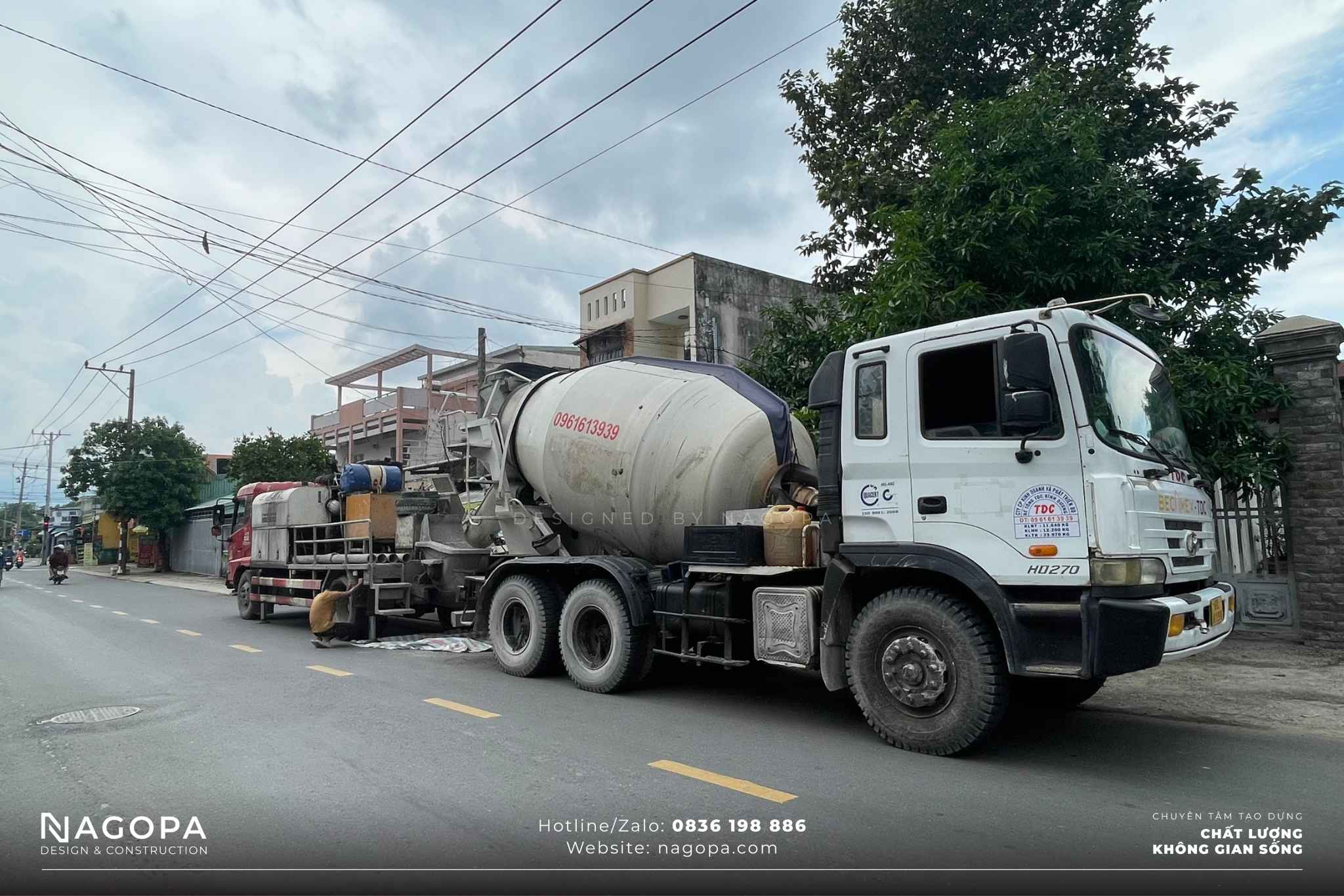 xe bồn đổ bê tông tại công trường cường house tại thuận an