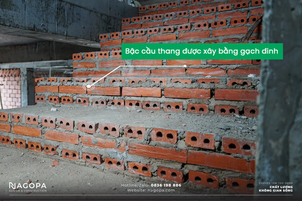 bậc cầu thang được xây bằng gạch đinh