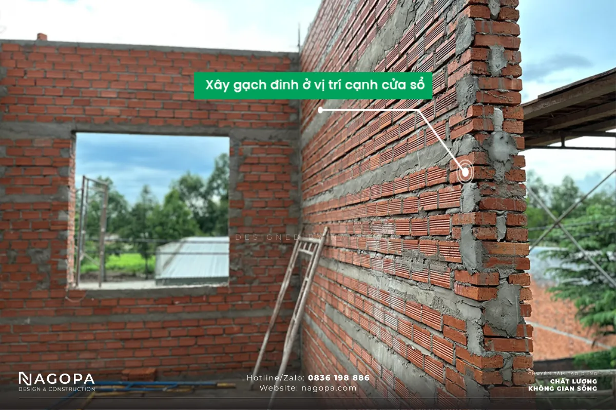 xây gạch đinh cạnh cửa sổ