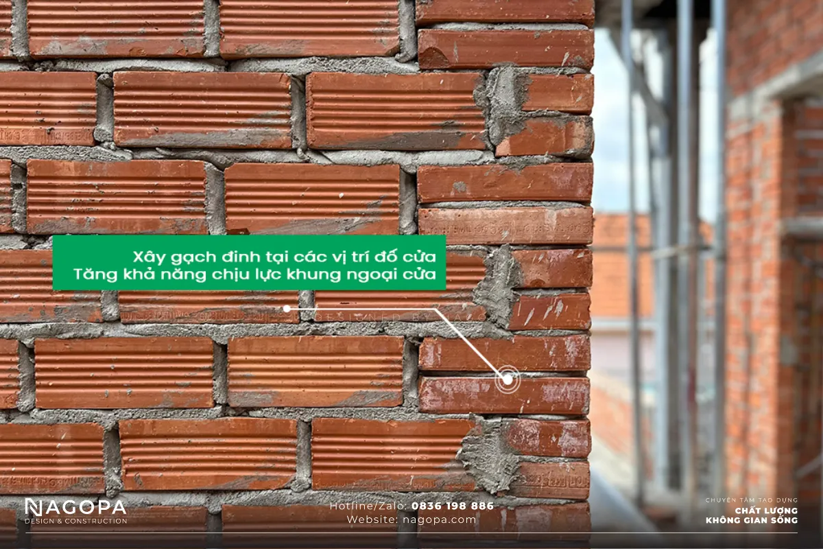 xây gạch định cạnh cửa