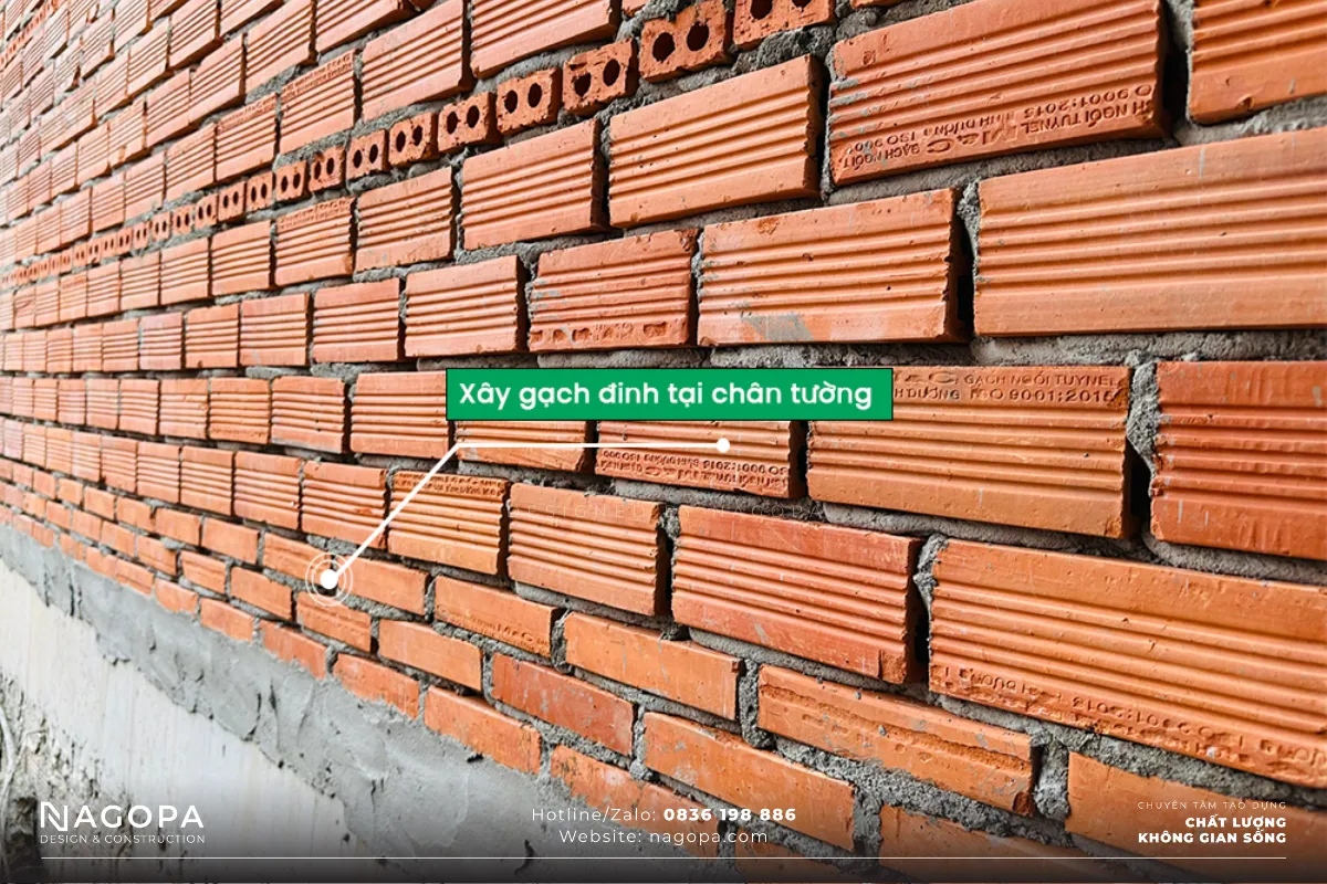xây gạch đinh chân tường bao