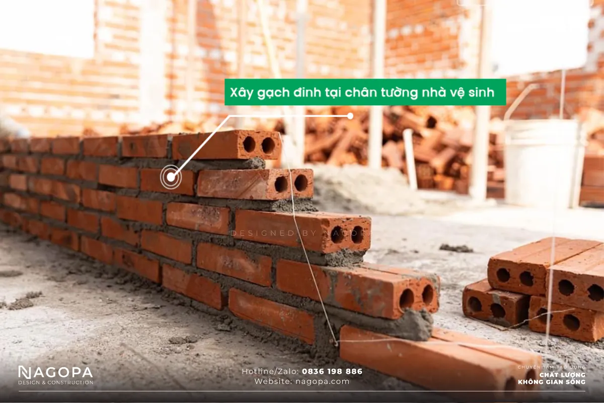 xây gạch đinh chân tường nhà vệ sinh