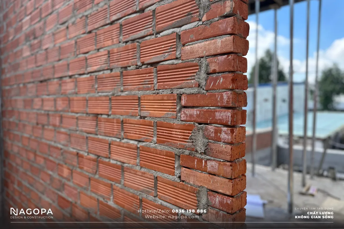 xây gạch đinh hai bên má cửa