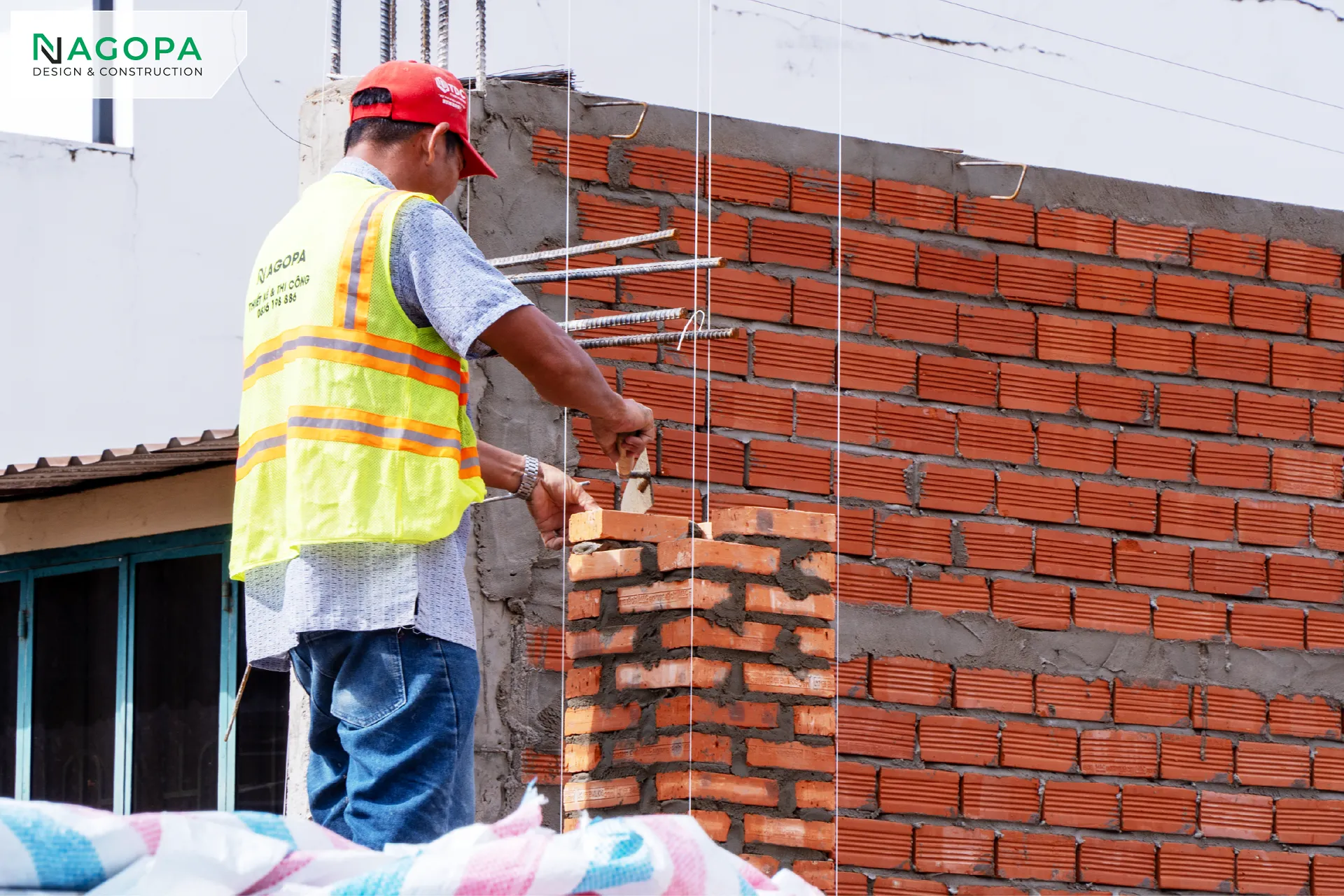 Tường đang xây bằng gạch tuynel