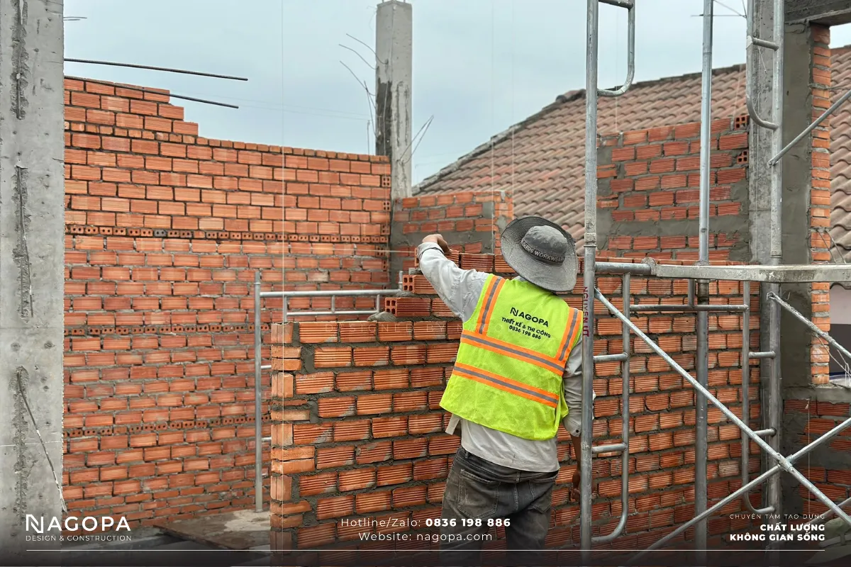công nhân đang xây tường 100