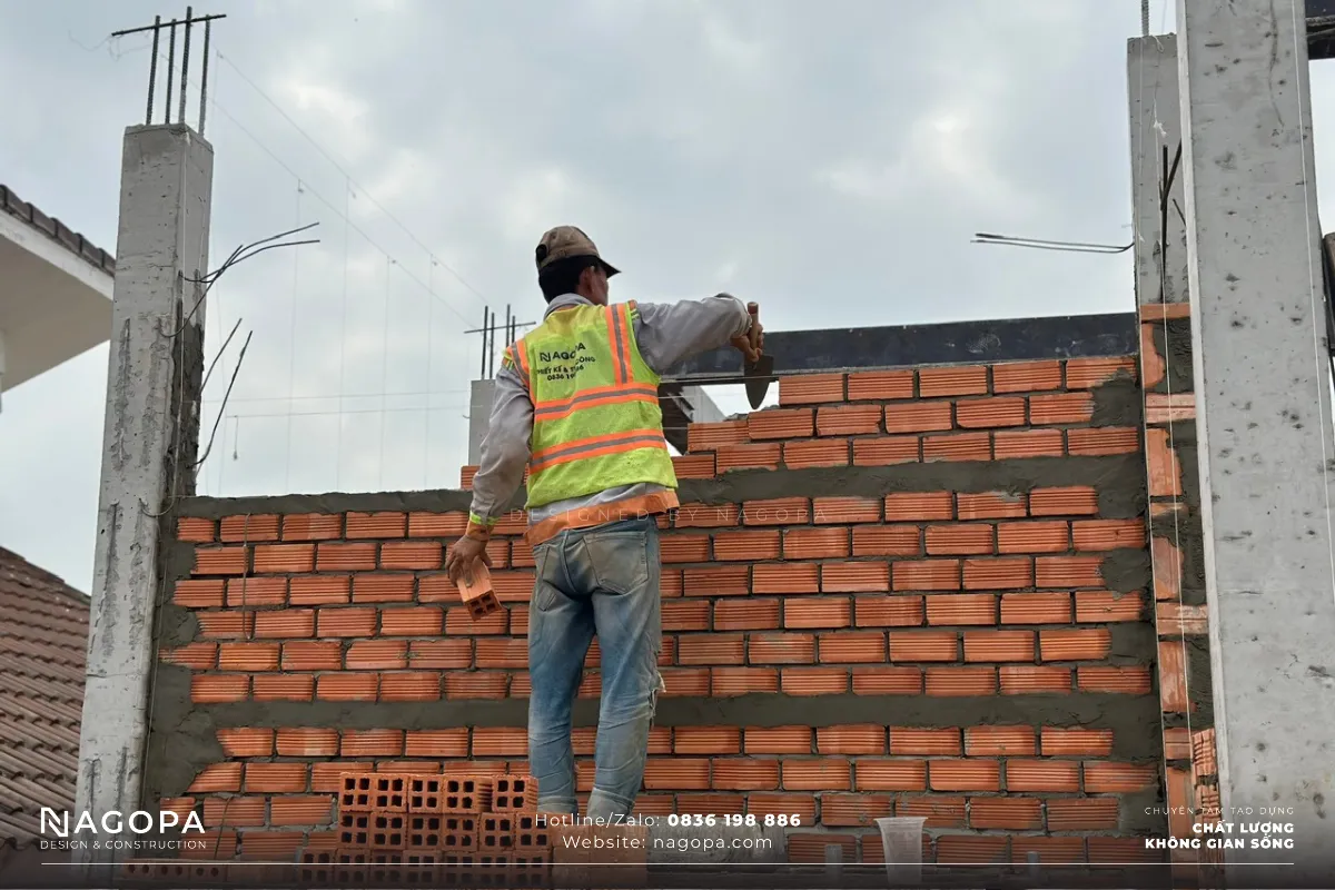 công nhân đang xây tường 200 1