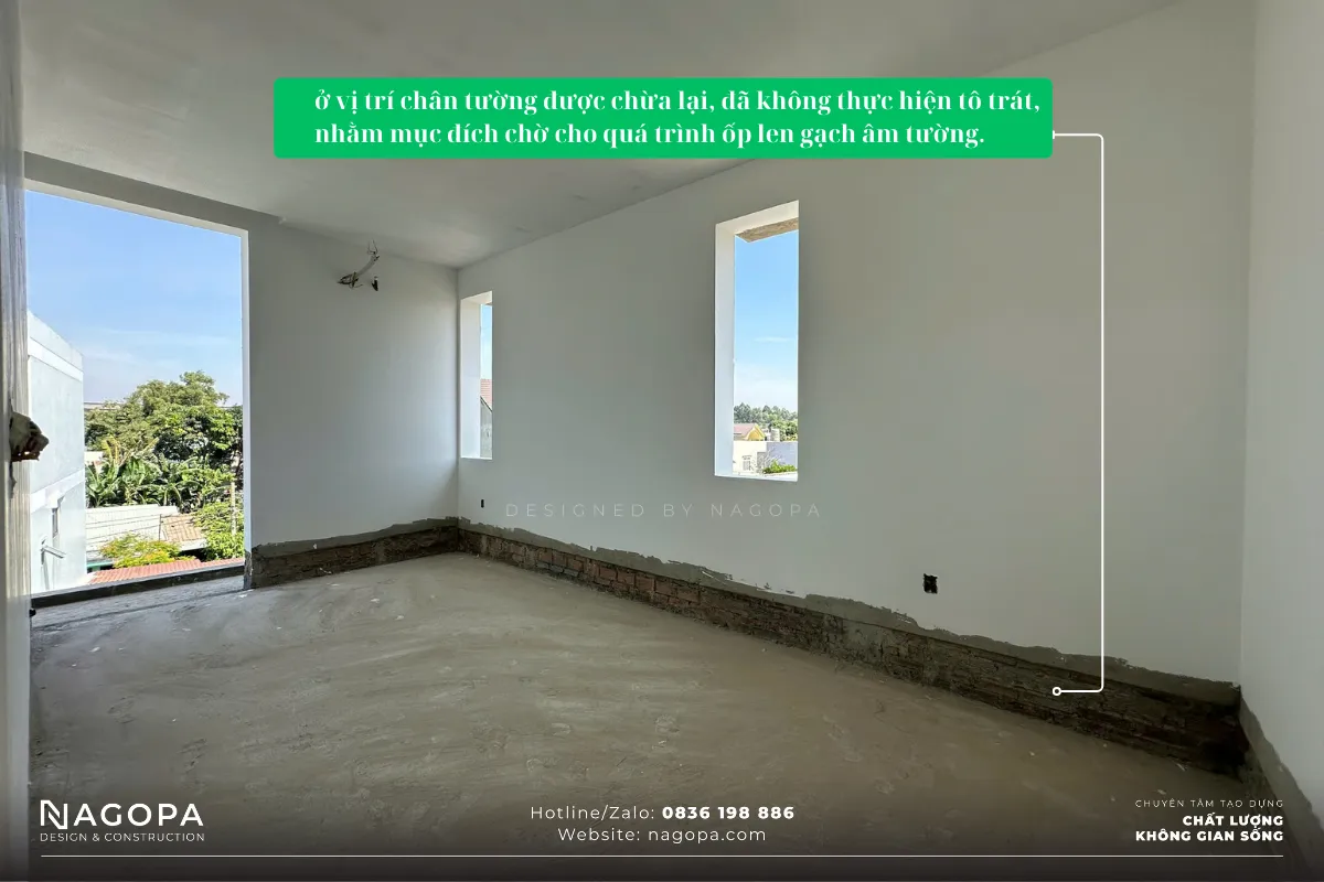 ở vị trí chân tường được chừa lại, đã không thực hiện tô trát, nhằm mục đích chờ cho quá trình ốp len gạch âm tường.