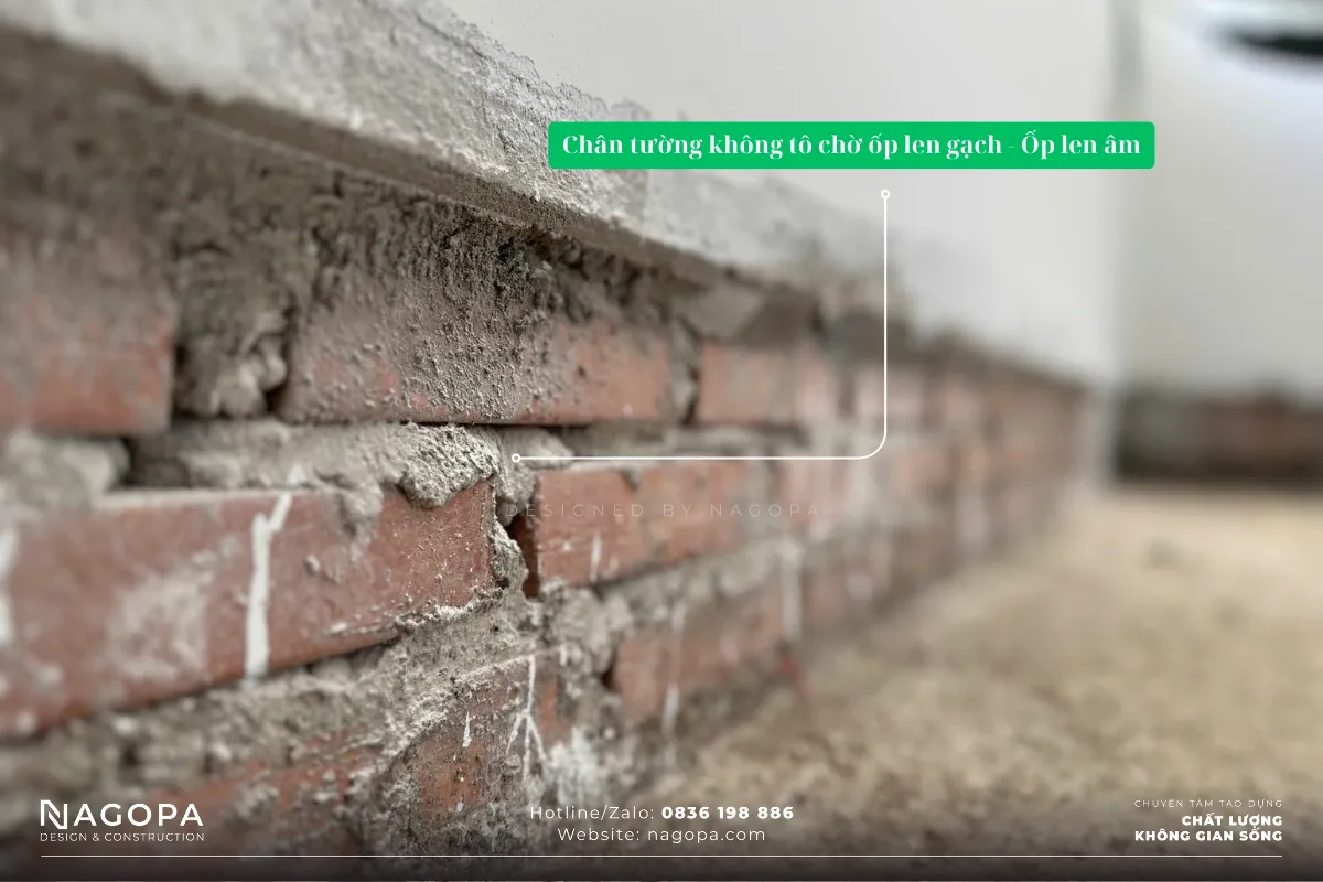Vị trí chân tường được chờ ốp theo kiểu ốp âm