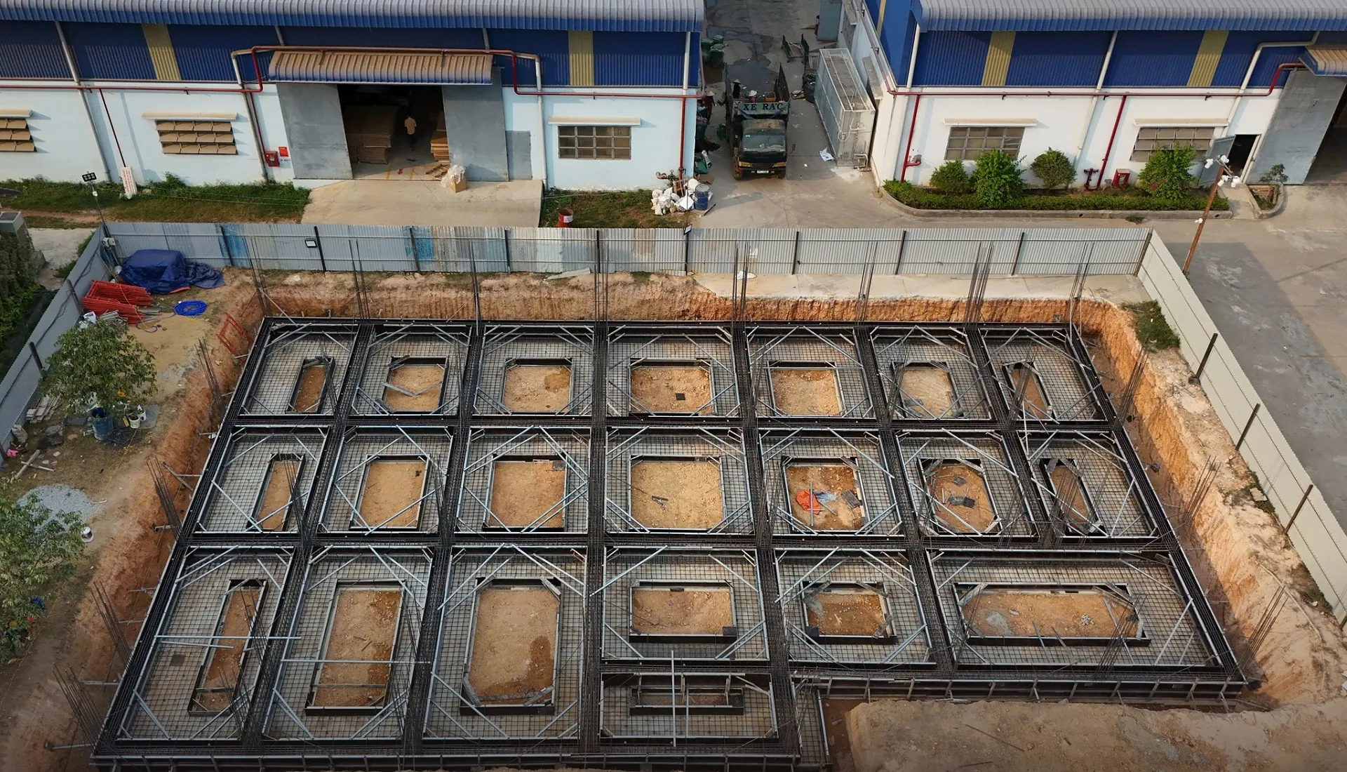 thi công bố trí thép móng băng 2 phương