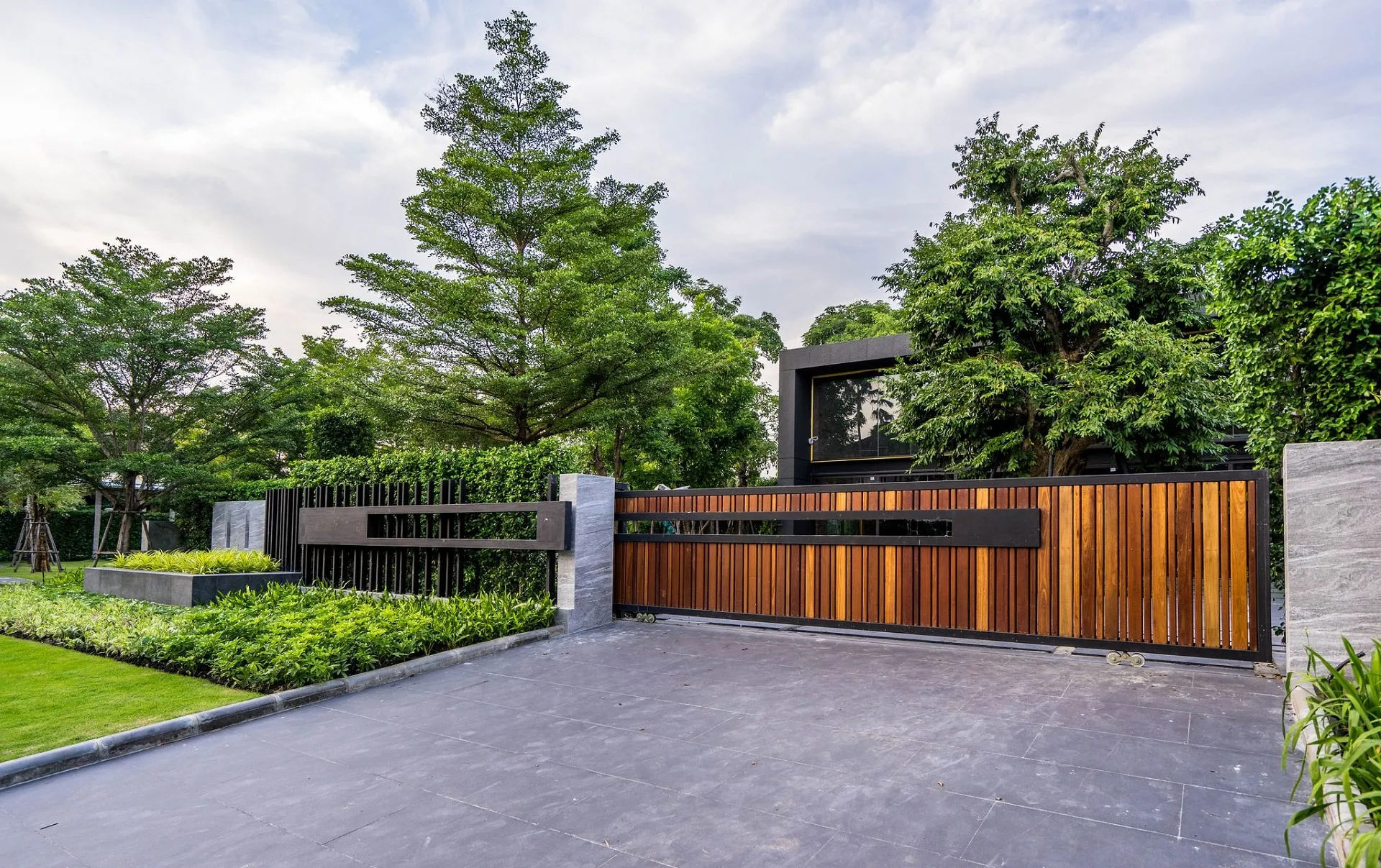 mẫu cổng gỗ nhà biệt thự