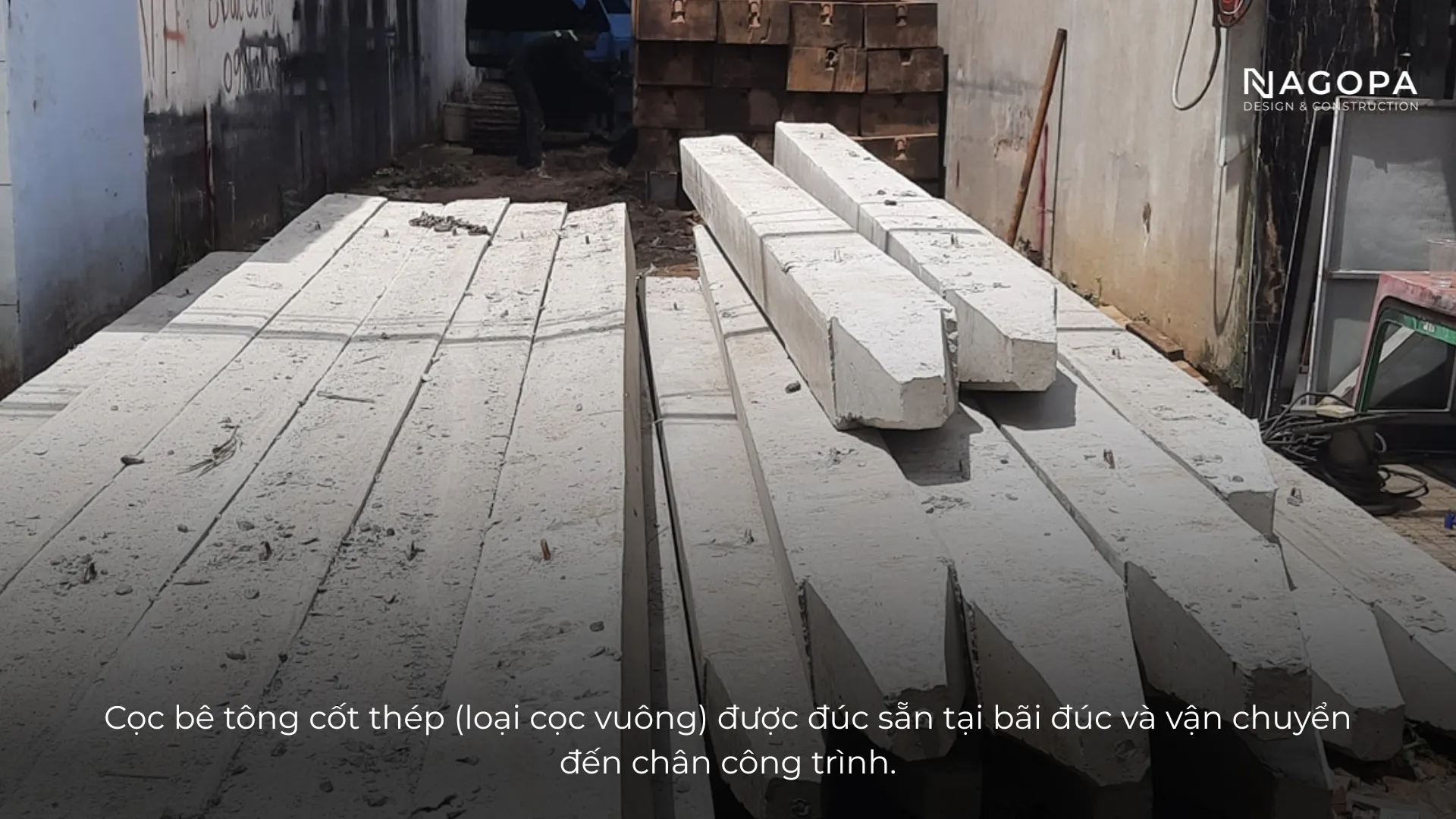 cọc vuông đúc sẵn được tập kết tại công trình