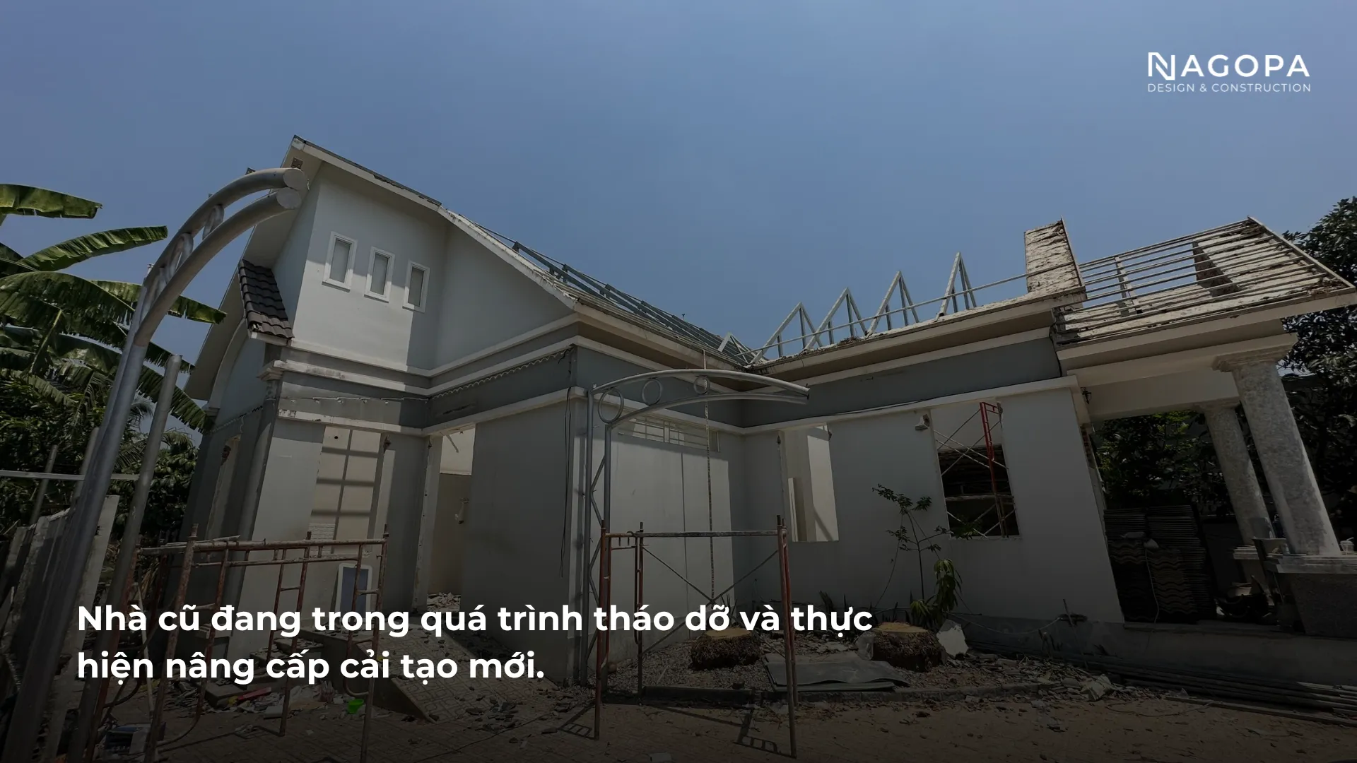 nhà cũ đang trong quá trình tháo dỡ nâng cấp cải tạo mới