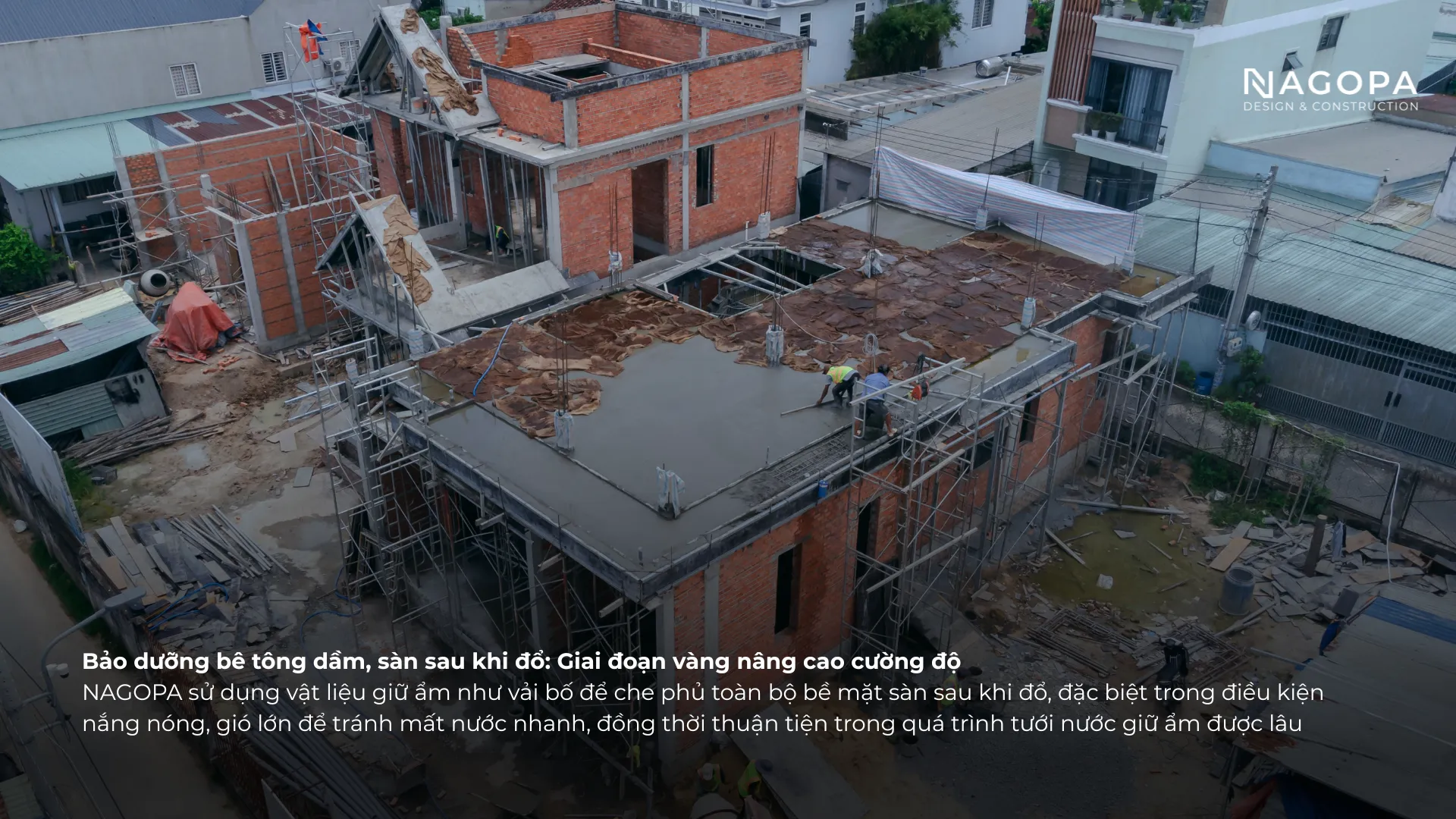 bảo dưỡng bê tông dầm sàn sau khi đổ bằng vải bố và tưới nước giữ ẩm