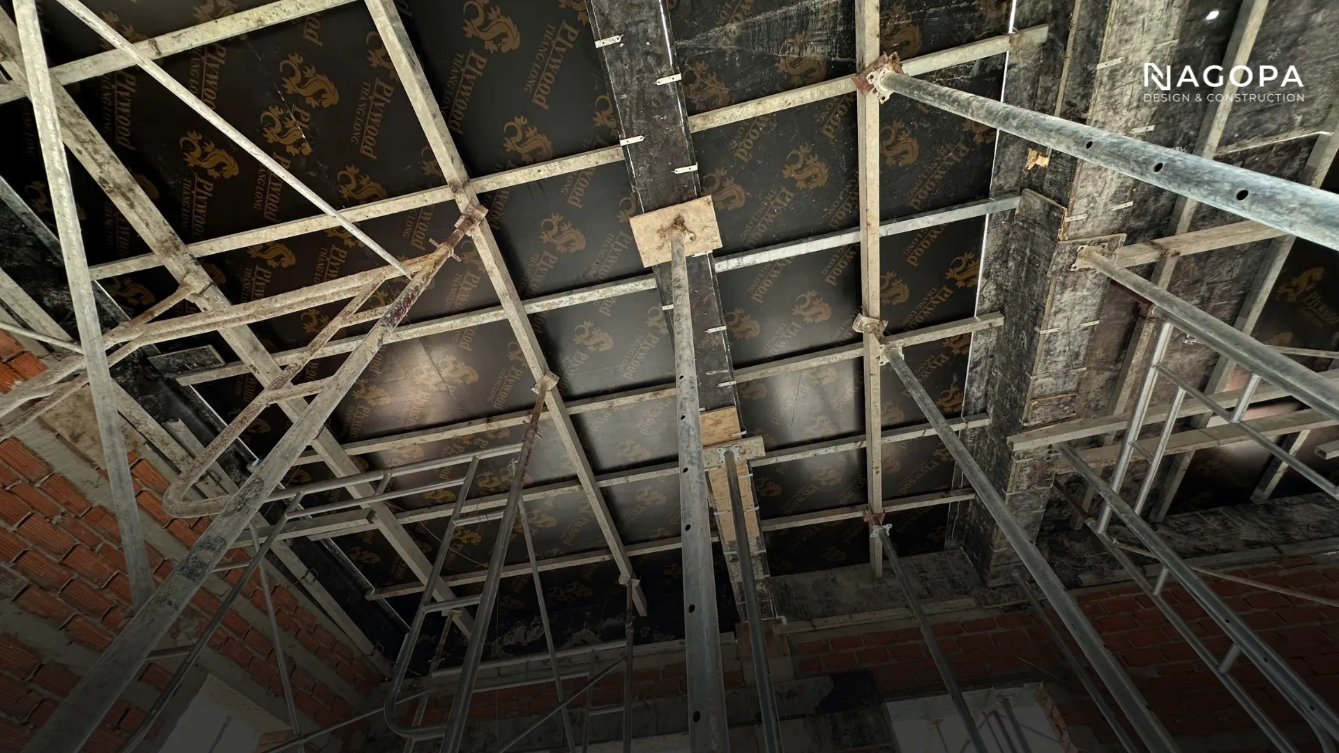 kiểm tra cốp pha dầm sàn trước khi đô bê tông