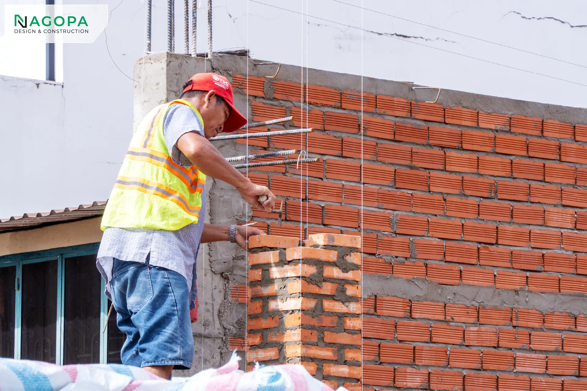 thi công xây tường gạch tầng trệt HN's House 2