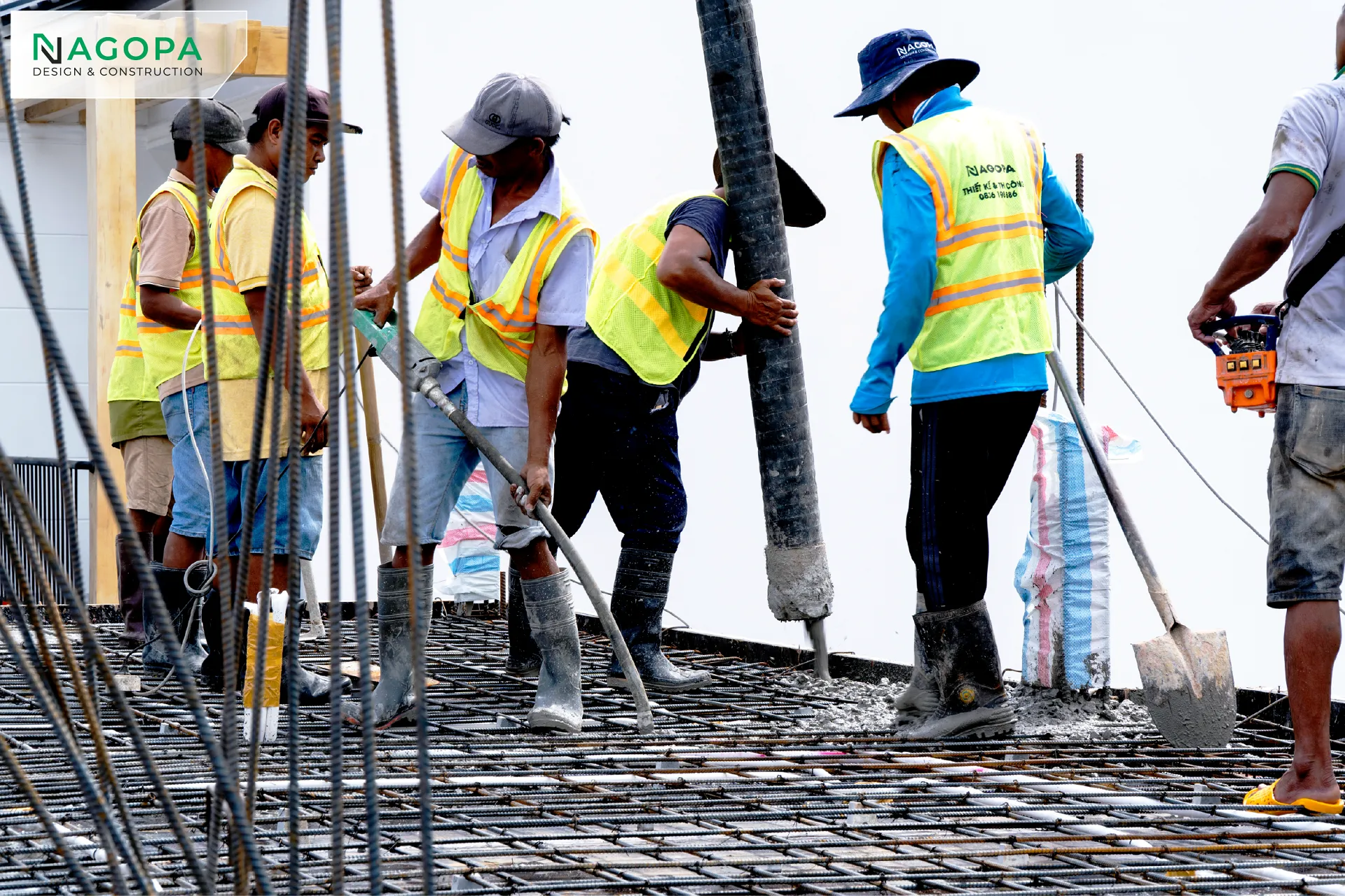 toàn cảnh anh em công nhân đang đổ bê tông dầm sàn lầu 1 tại HN's House Phú Lợi 1