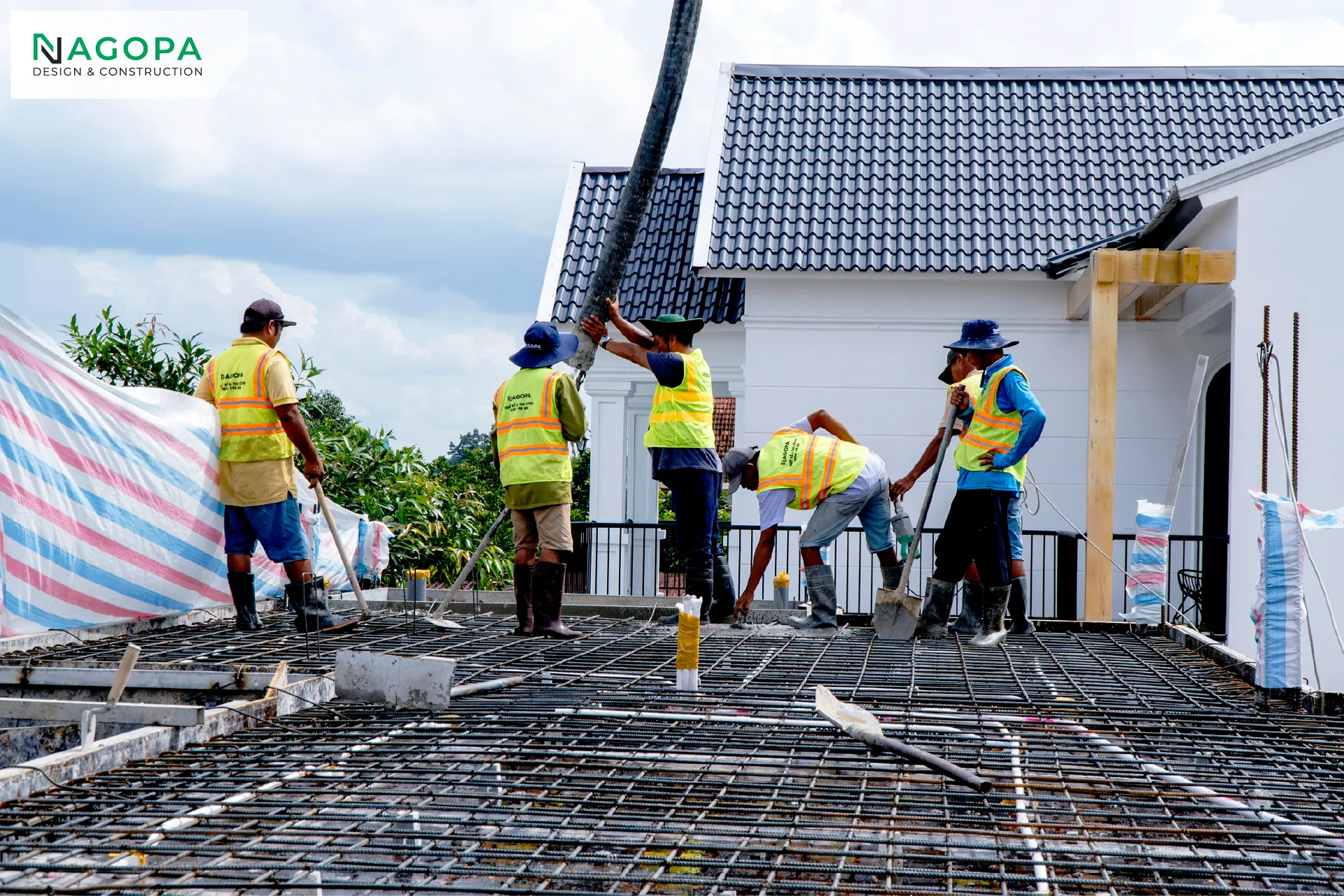 toàn cảnh anh em công nhân đang đổ bê tông dầm sàn lầu 1 tại HN's House Phú Lợi 2