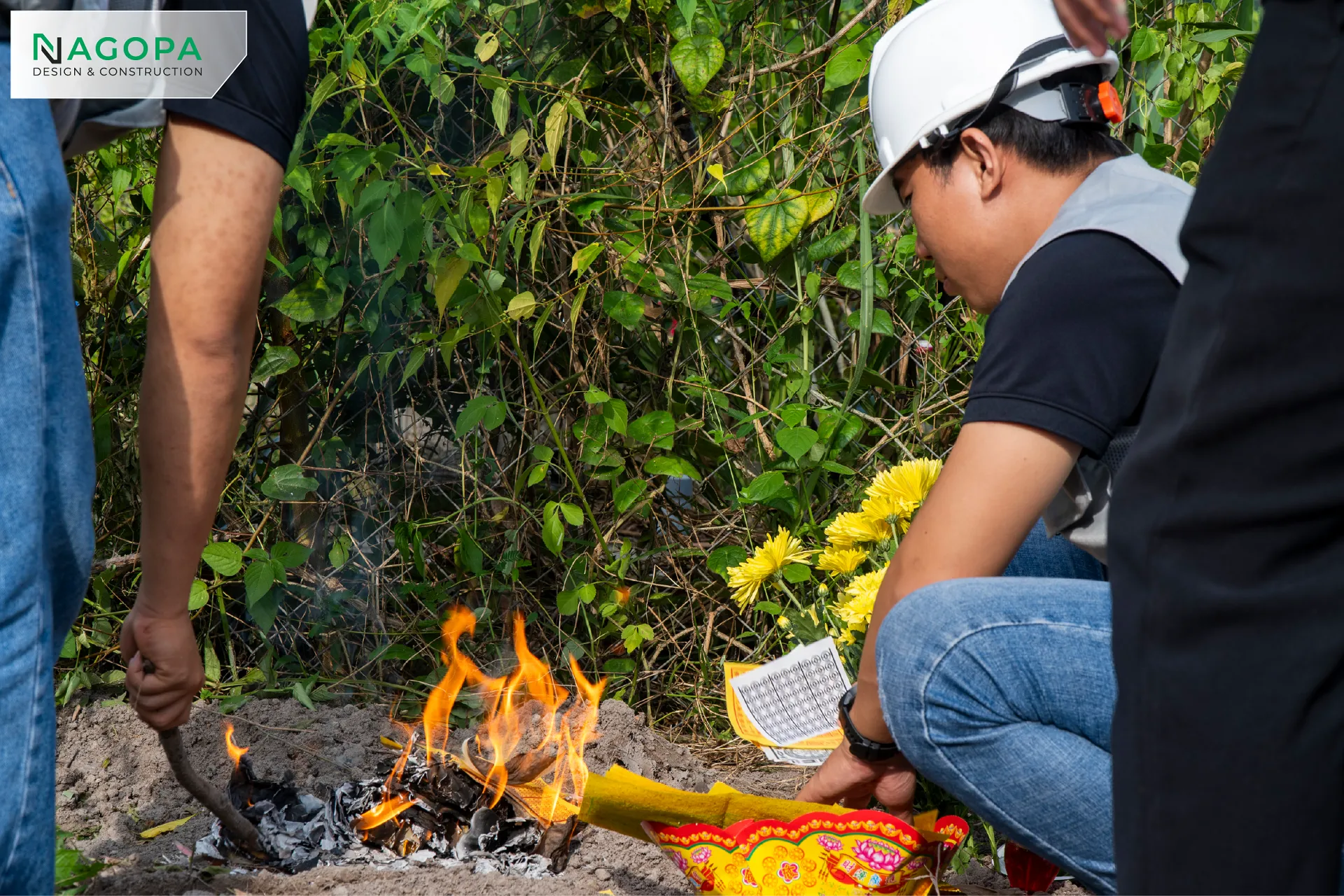 nhân sự nagopa thực hiện nghi thức hóa vàng mã tại lễ khởi công
