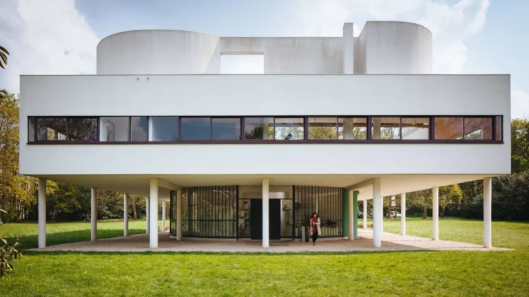 Villa Savoye – Le Corbusier, với hình khối đơn giản, cấu trúc tối ưu hóa theo chức năng sử dụng