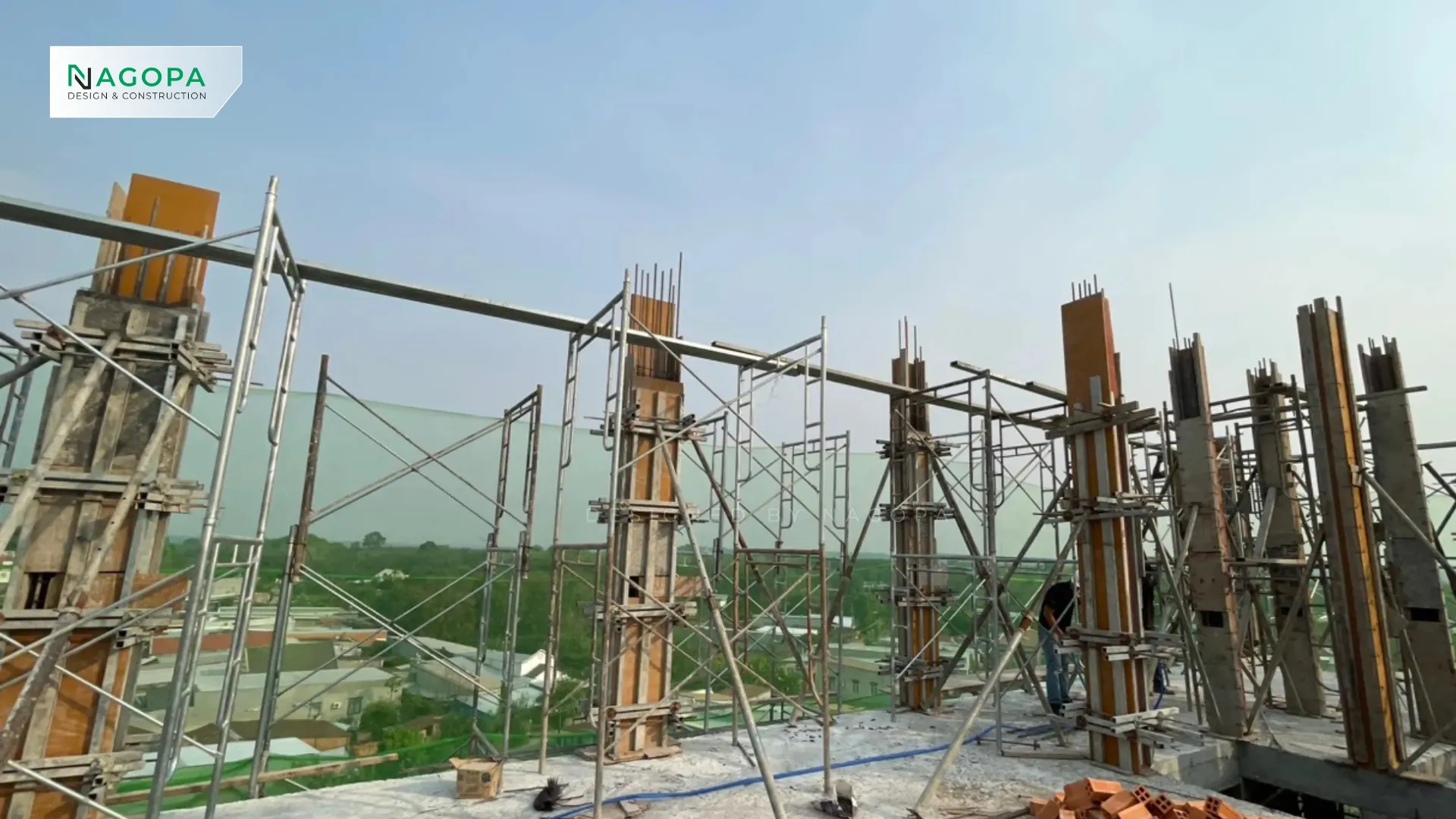lưu ý tránh cốp pha cột bị hở tại mối nối, dẫn đến rò rỉ vữa.
