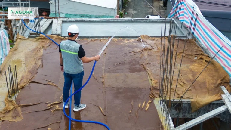 Phương pháp dưỡng hộ bê tông hiệu quả bằng cách phủ bao tải đay ẩm tại công trình NAGOPA