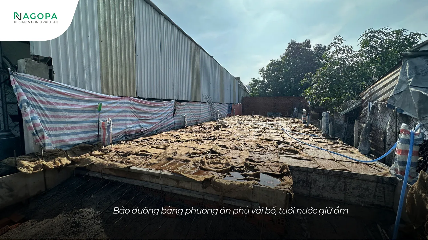 Bảo dưỡng bê tông nền tầng trệt sau khi đổ bê tông công trình Vs House phường phú an 1