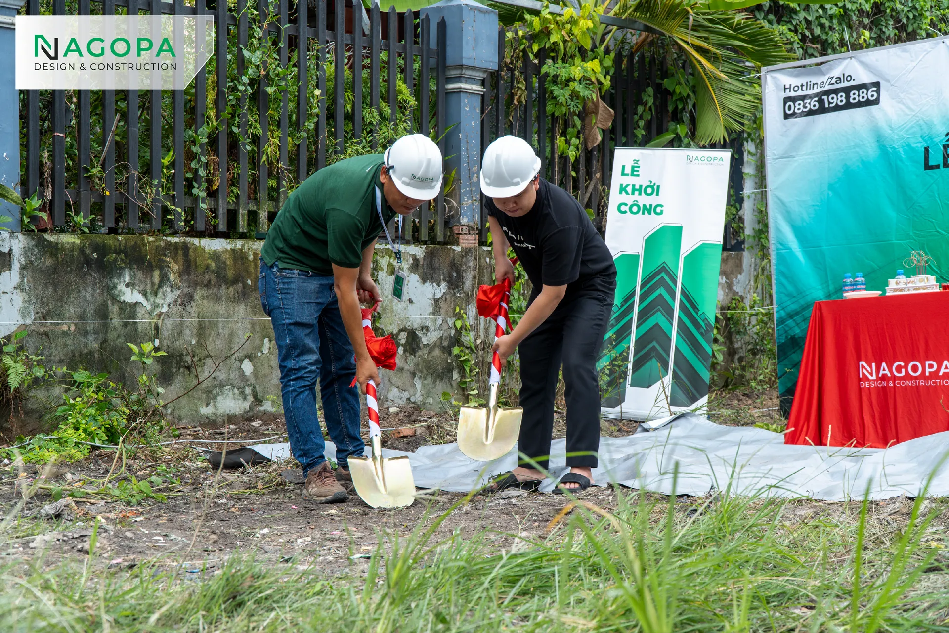 Hình ảnh đại diện kỹ sư trưởng hiện trường và đại diện giám sát của NAGOPA rạng rỡ bên mâm cúng, tay cầm xẻng hồng sẵn sàng cho nghi thức động thổ.