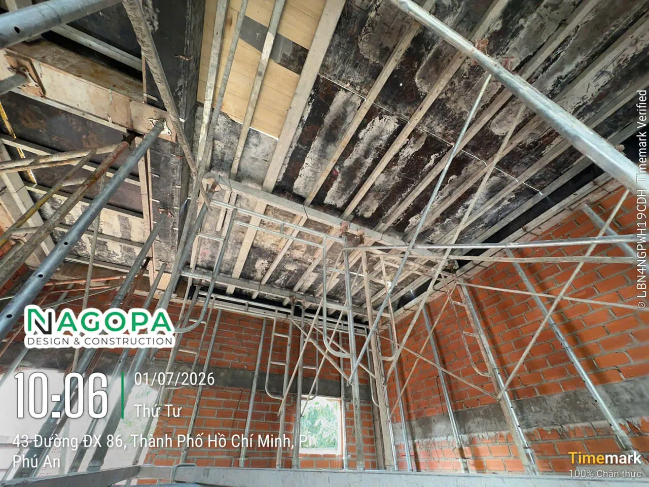 Lắp dựng hệ thống giàn giáo, coppha sàn lầu 1 phẳng, kín khít, đảm bảo khả năng chịu lực khi đổ bê tông.