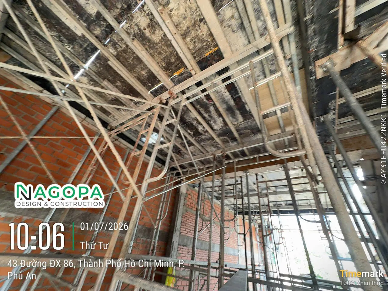 Lắp dựng hệ thống giàn giáo, coppha sàn lầu 1 phẳng, kín khít, đảm bảo khả năng chịu lực khi đổ bê tông.