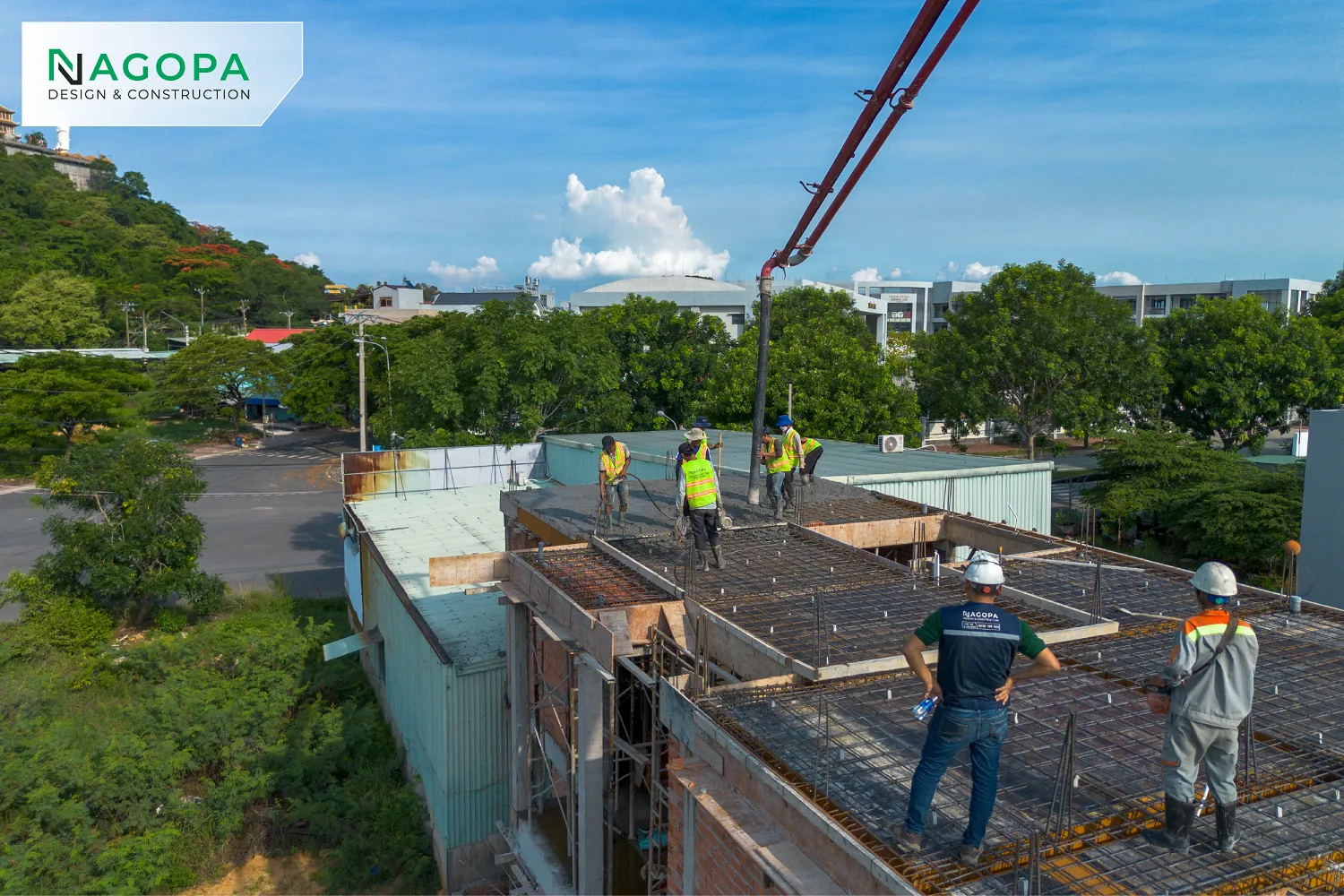 thi công đổ bê tông dầm sàn lầu 2 công trình KL house phường đông hòa