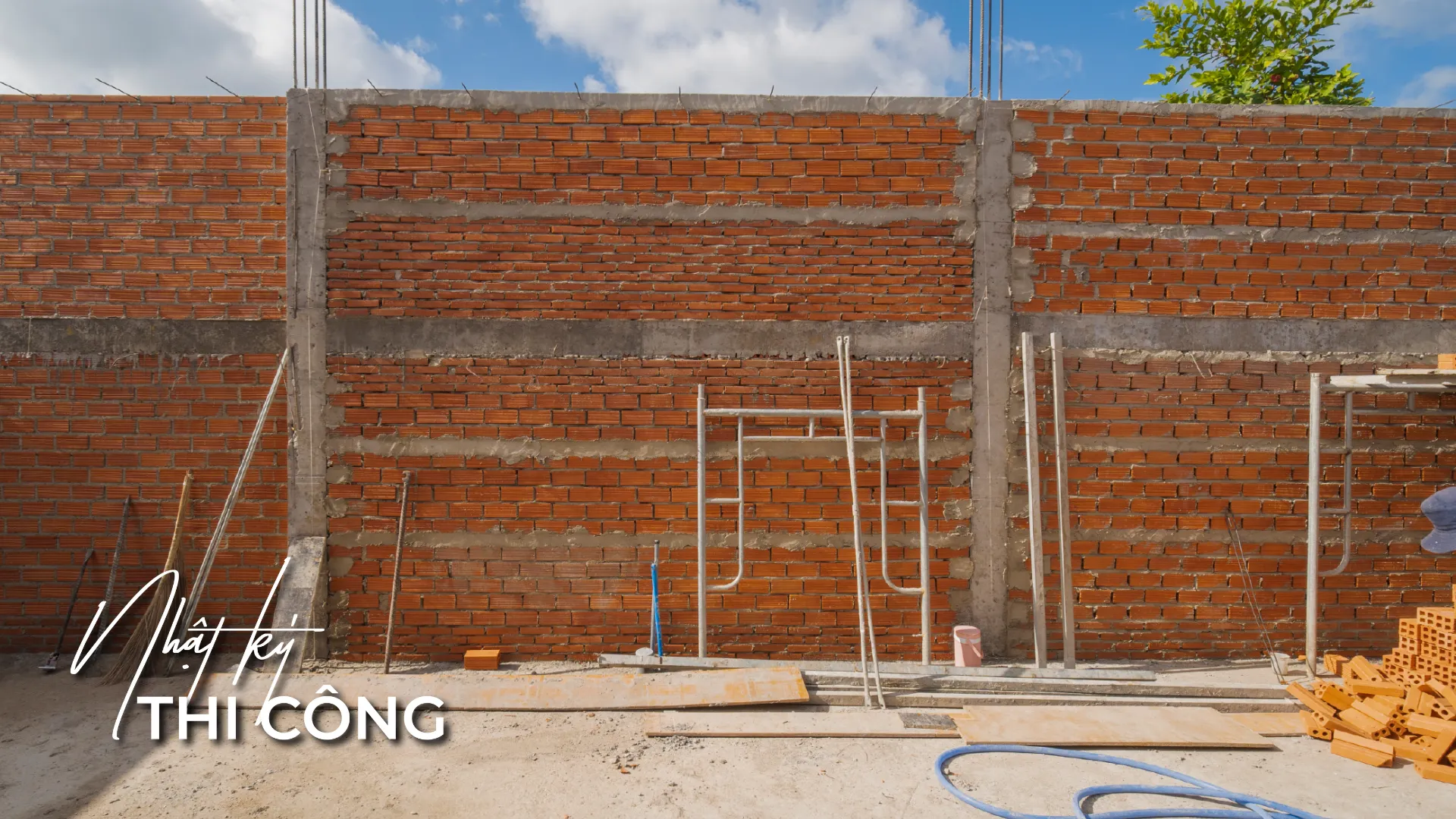 Xây tường bao che tầng trệt công trình V's House 2