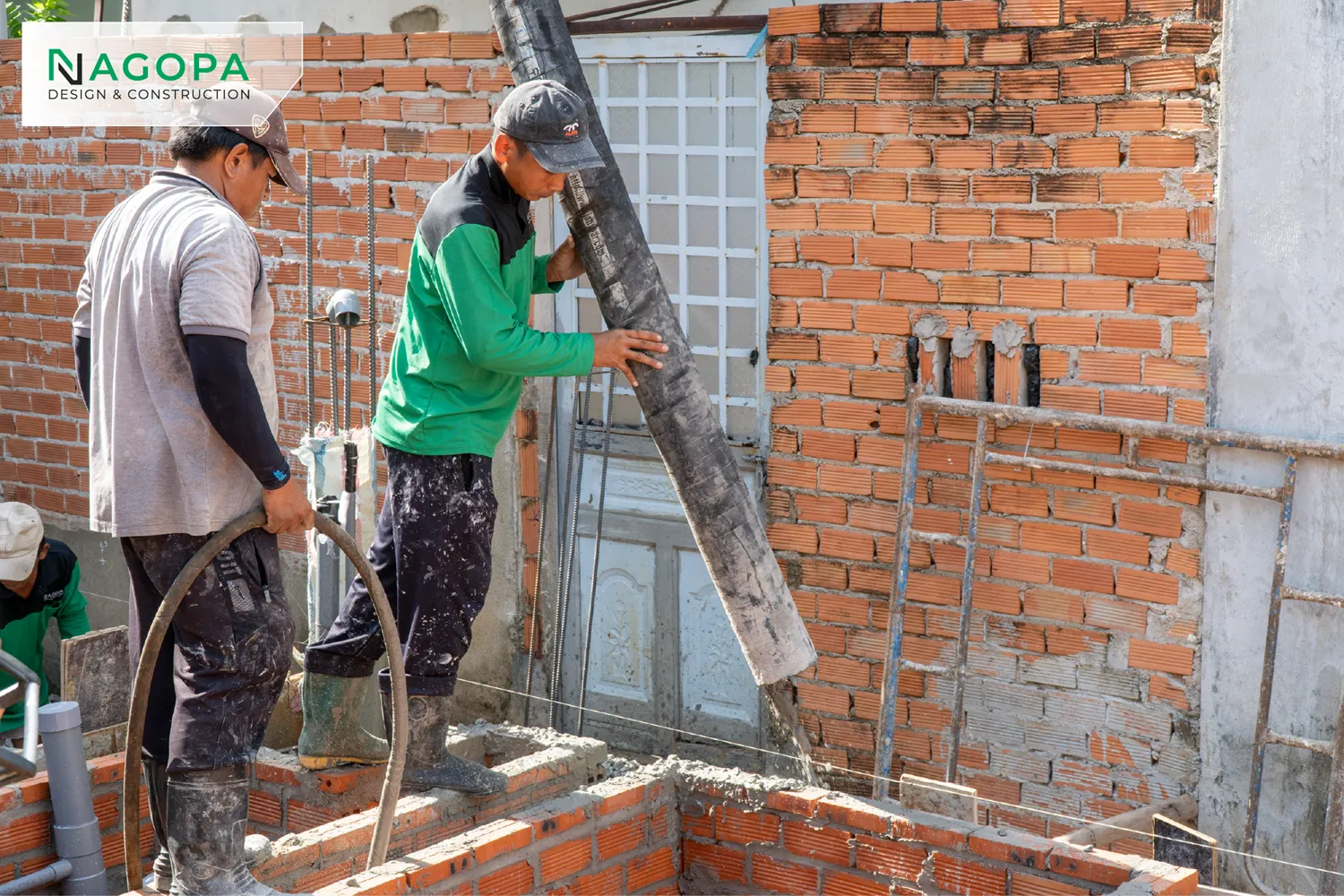 Kỹ thuật viên NAGOPA trực tiếp đầm dùi bê tông