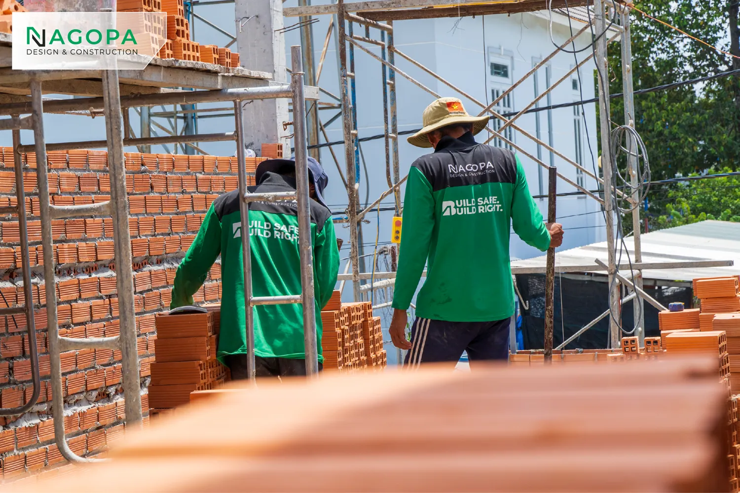Đội ngũ thợ xây NAGOPA tay nghề cao đang tập trung thi công xây tường bao che cho công trình nhà ở trọn gói.
