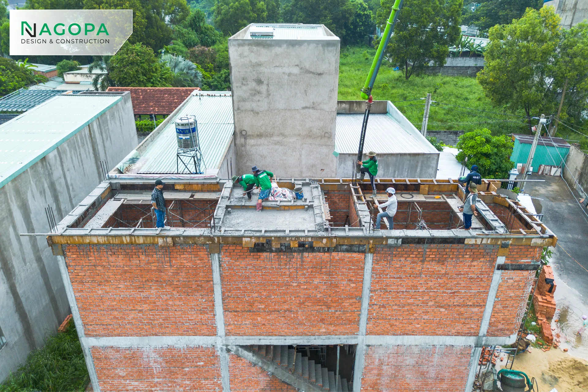 Toàn cảnh thi công đổ bê tông dầm sàn mái nhà phố HHS House tại Chánh Hiệp bằng xe bơm cần.