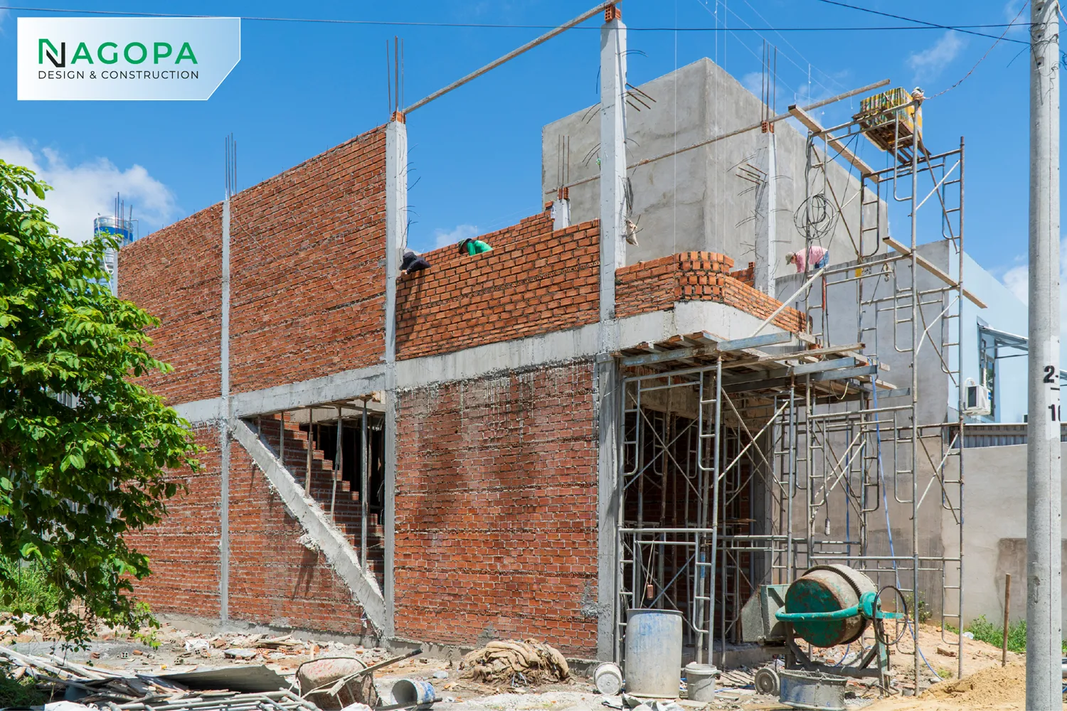 Mặt ngoài tường bao lầu 1 HH's House đang được xây tại phường Chánh Hiệp